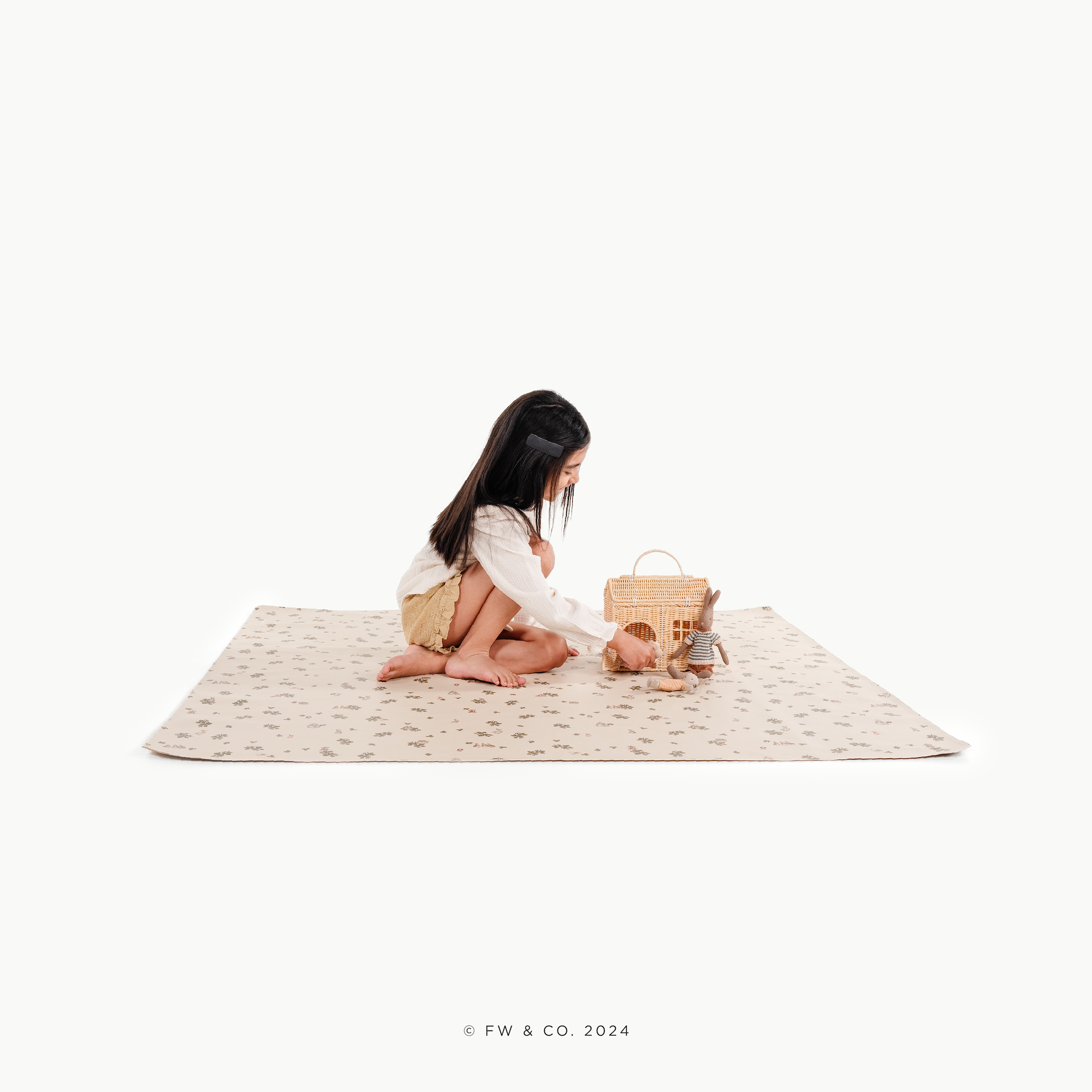 Peter Rabbit™ (on sale) / Square@little girl playing on midi mat