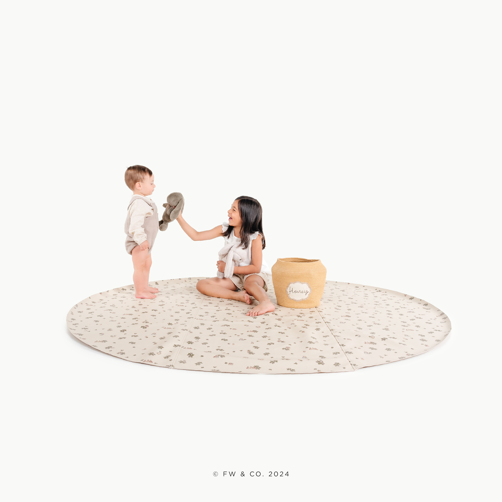 Peter Rabbit™ (on sale) / Circle@little kids playing on a maxi circle