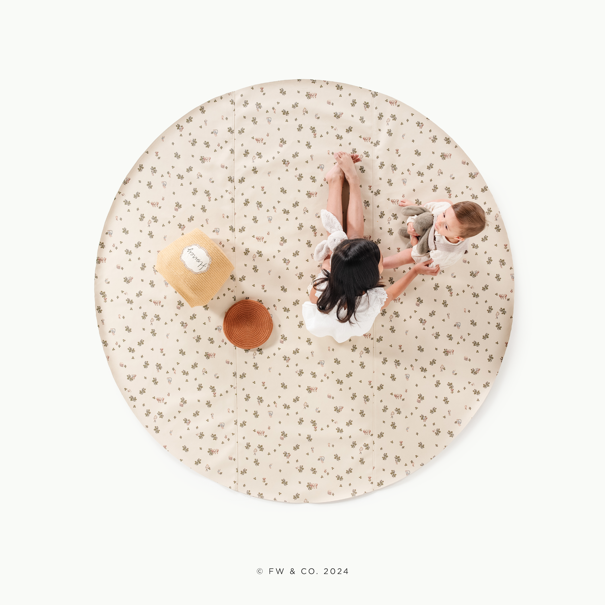 Peter Rabbit™ (on sale) / Circle@overhead of little kids playing on a maxi circle