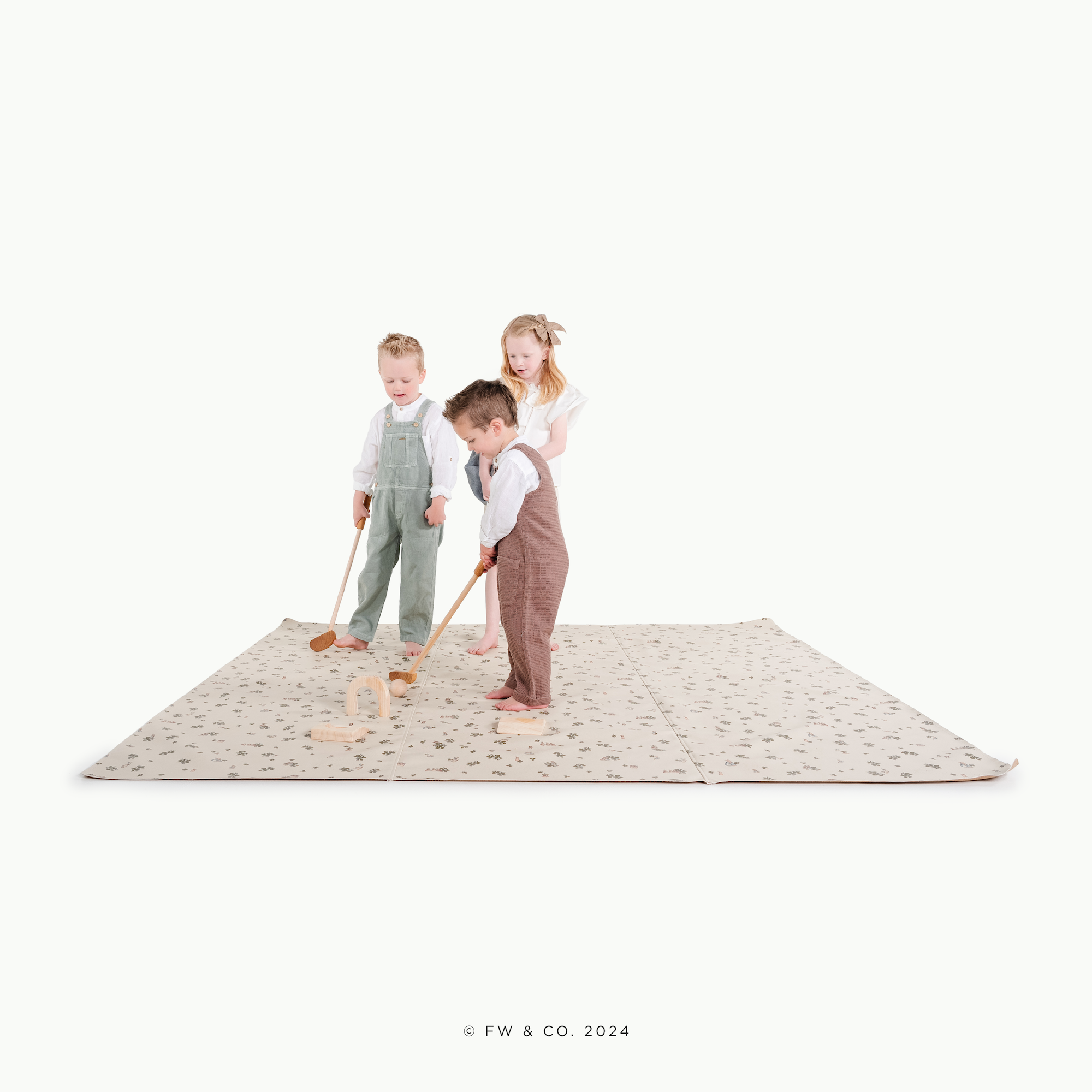 Peter Rabbit™ (on sale) / Square@Little kids playing on maxi square mat