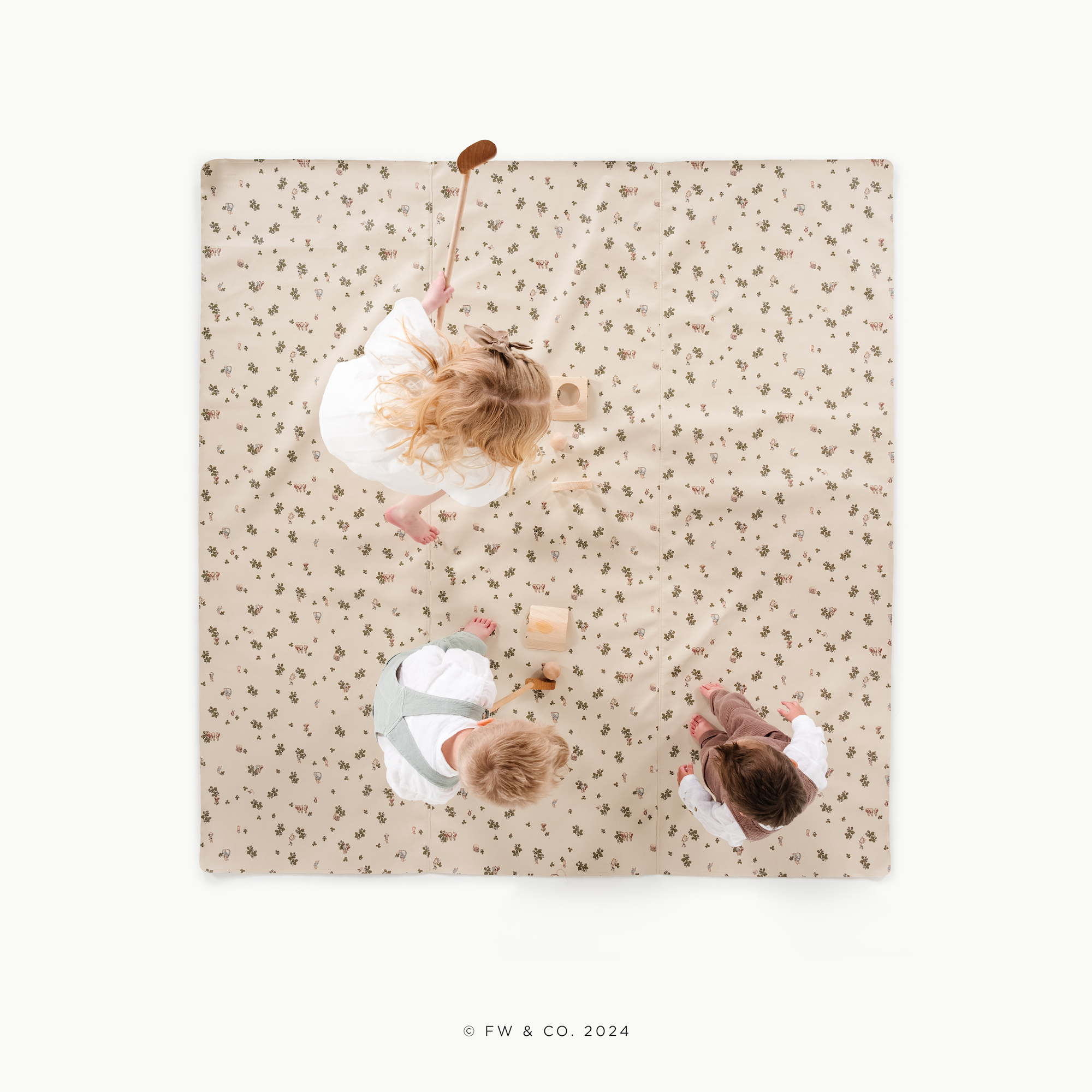 Peter Rabbit™ (on sale) / Square@Overhead of little kids playing on a maxi square mat