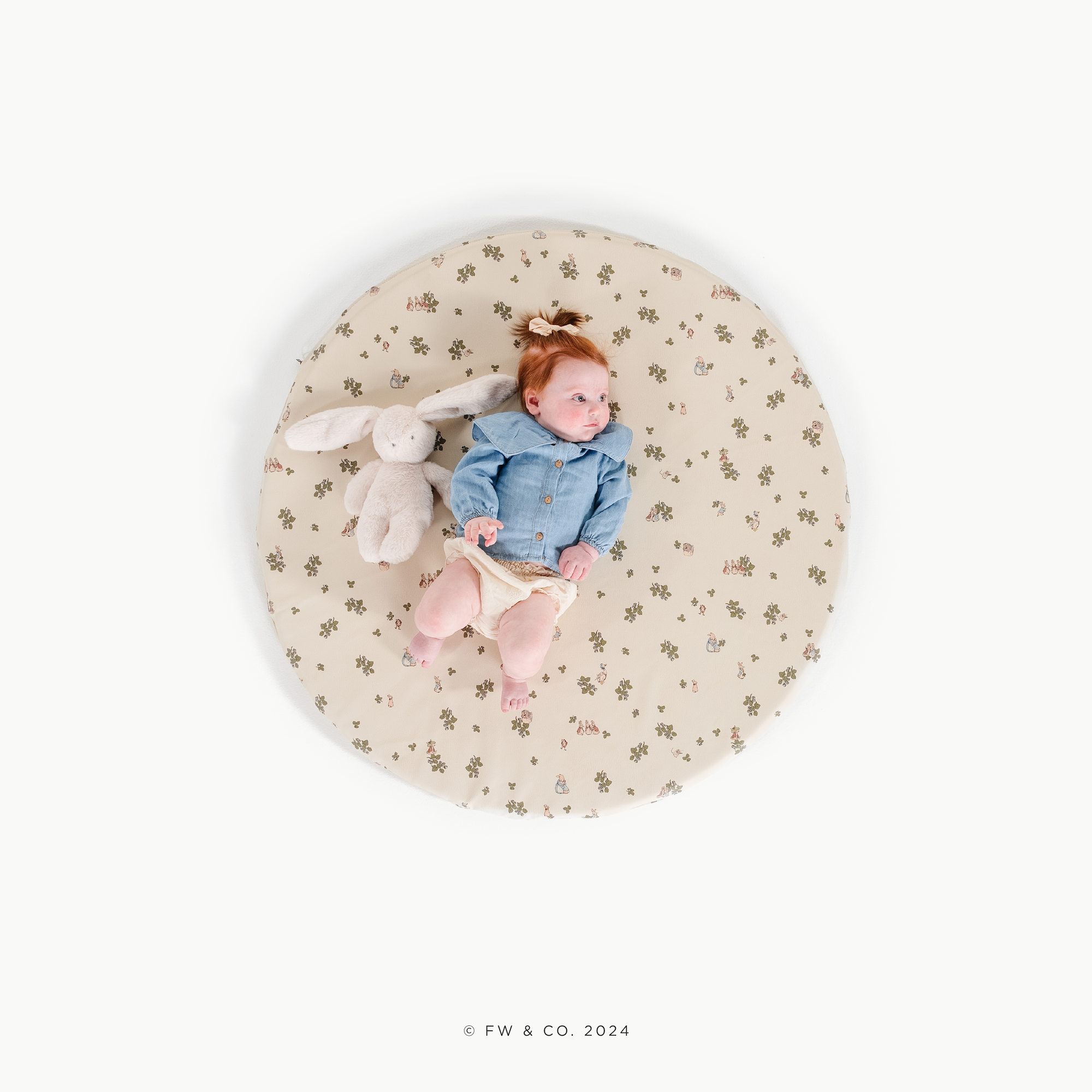 Peter Rabbit™ (on sale) / Circle@overhead of baby on padded mini circle