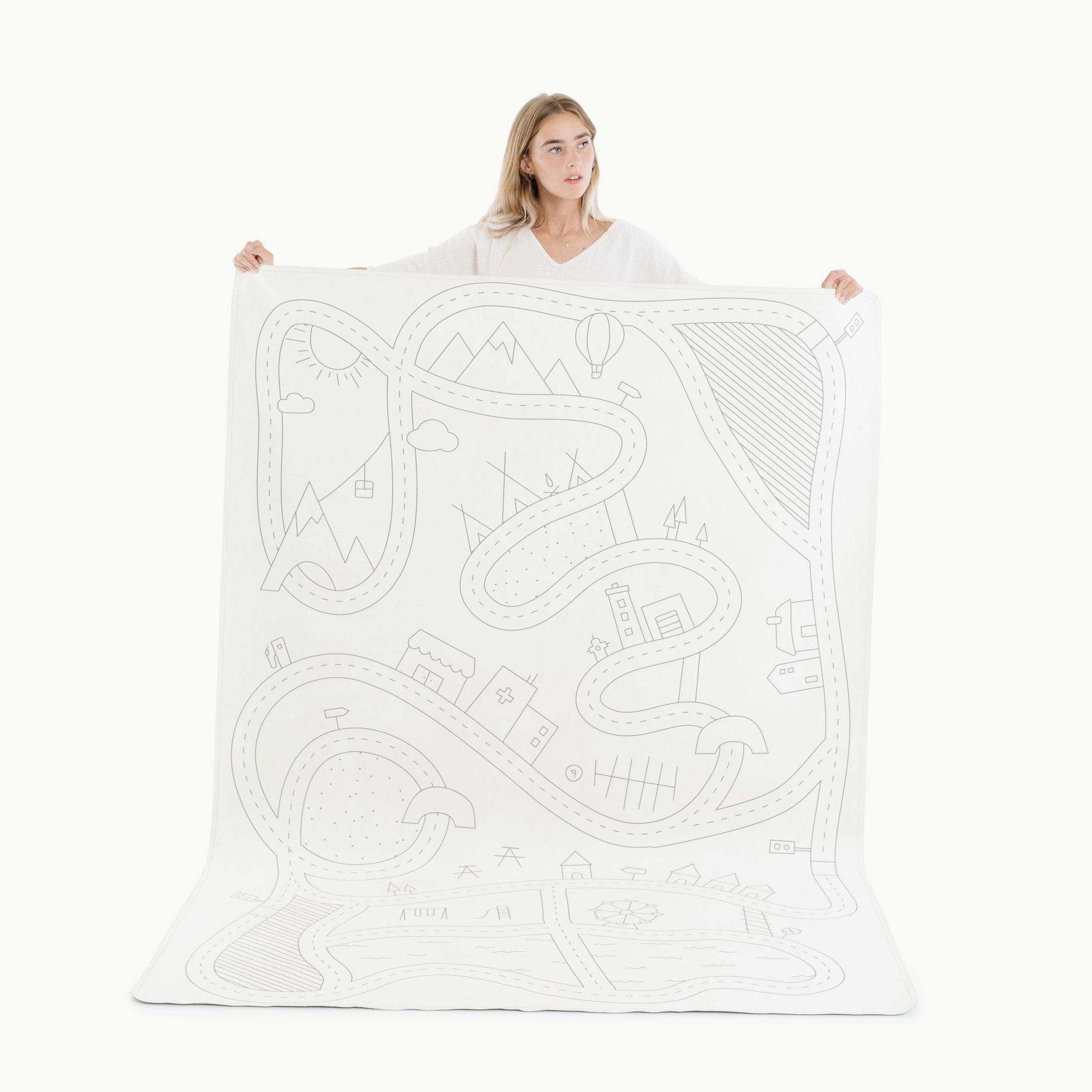 Pier (on sale)@Woman holding the Pier Midi+ Mat