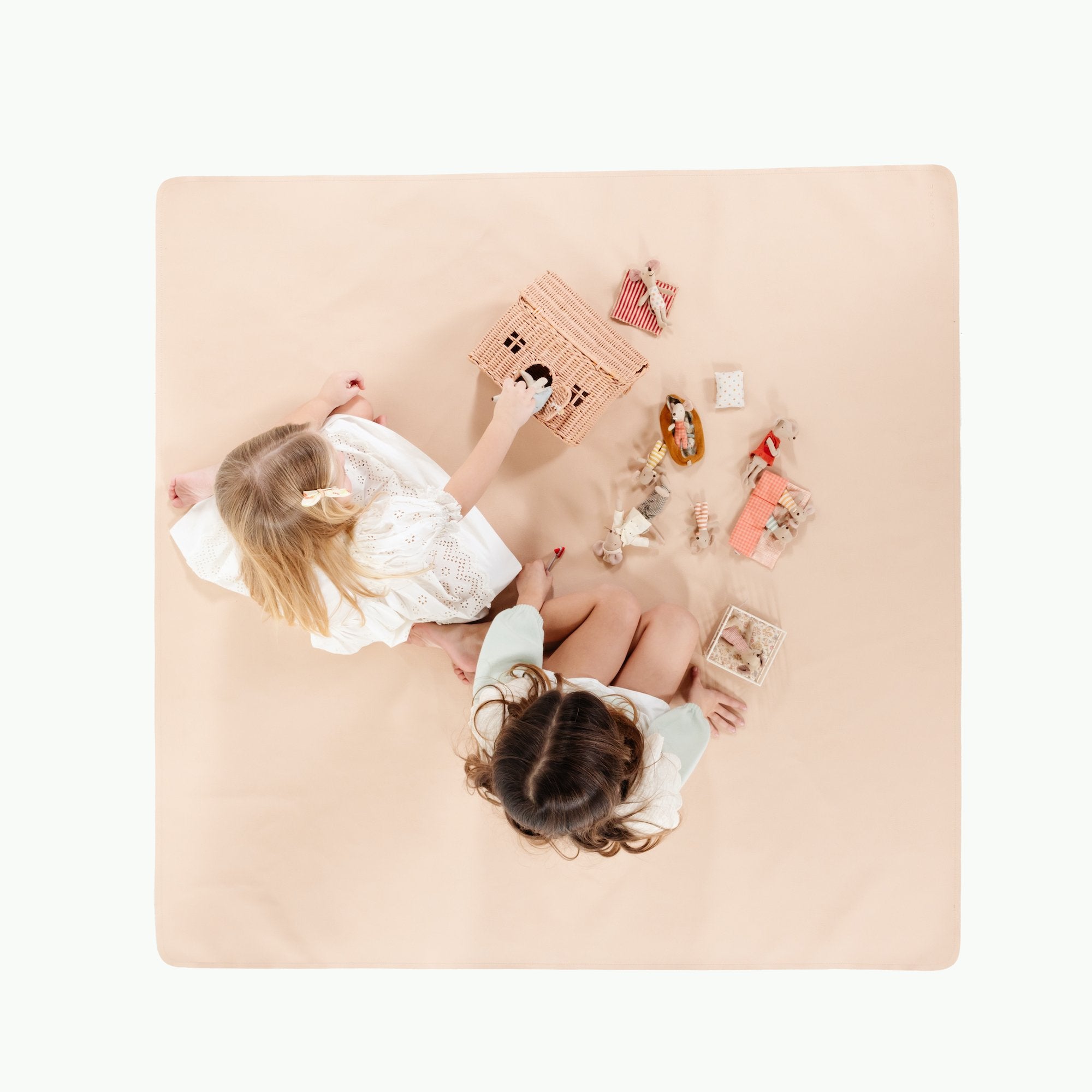 Pomelo (on sale) / Square@Overhead of kid playing on the Pomelo Square Midi Mat