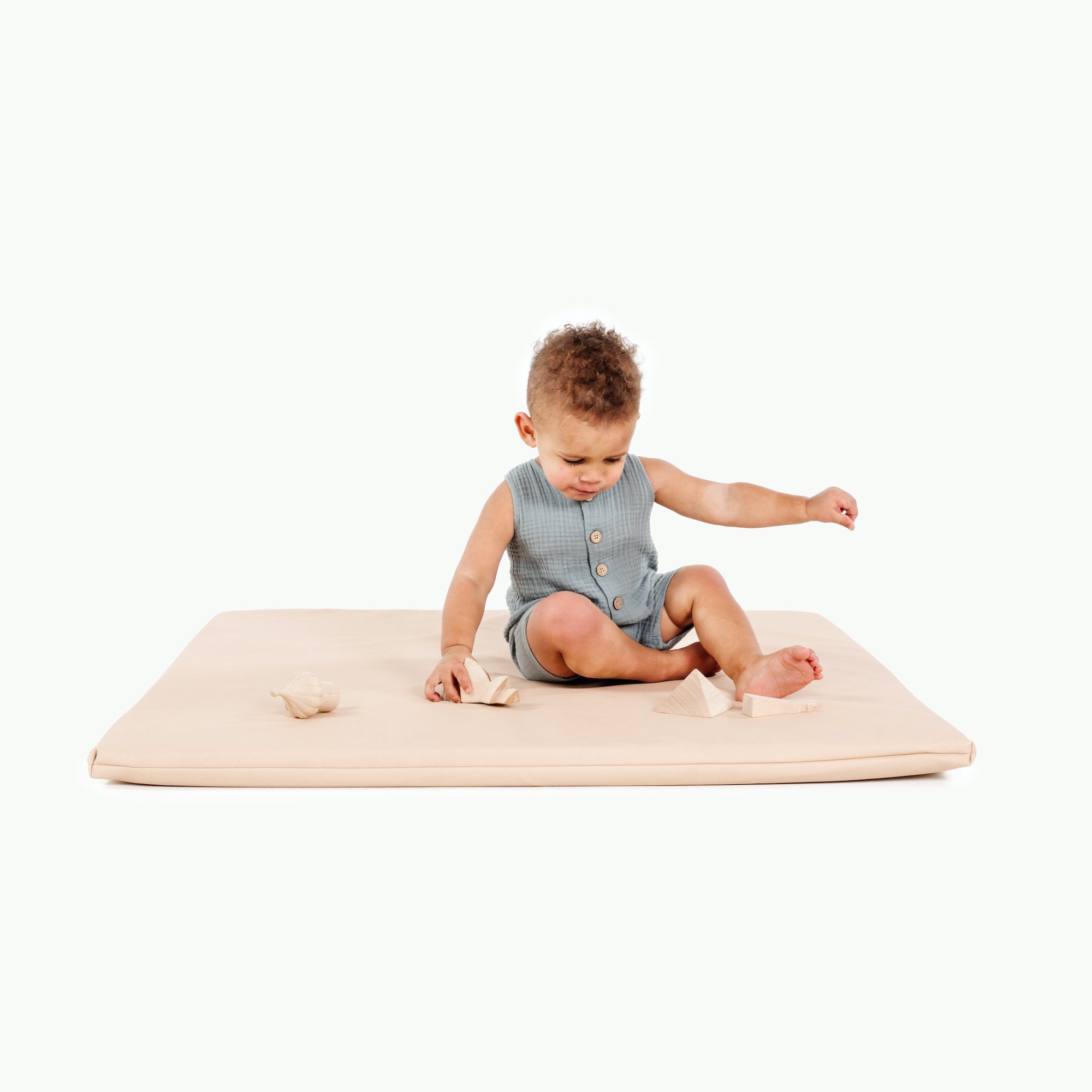 Pomelo (on sale) / Square@kid playing with toys on pomelo padded mini