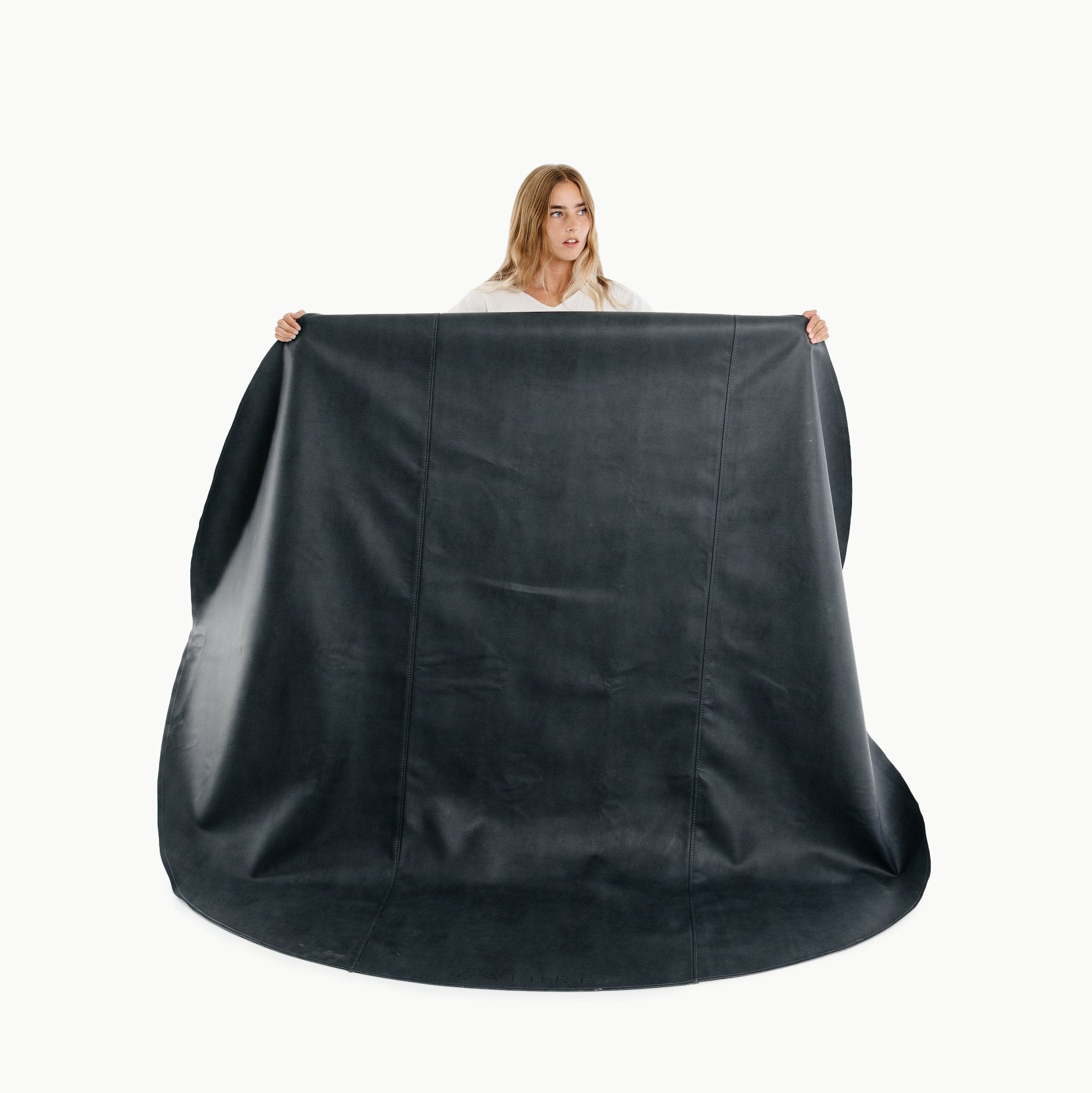 Raven / Circle@Woman holding the Raven Maxi Circle Mat