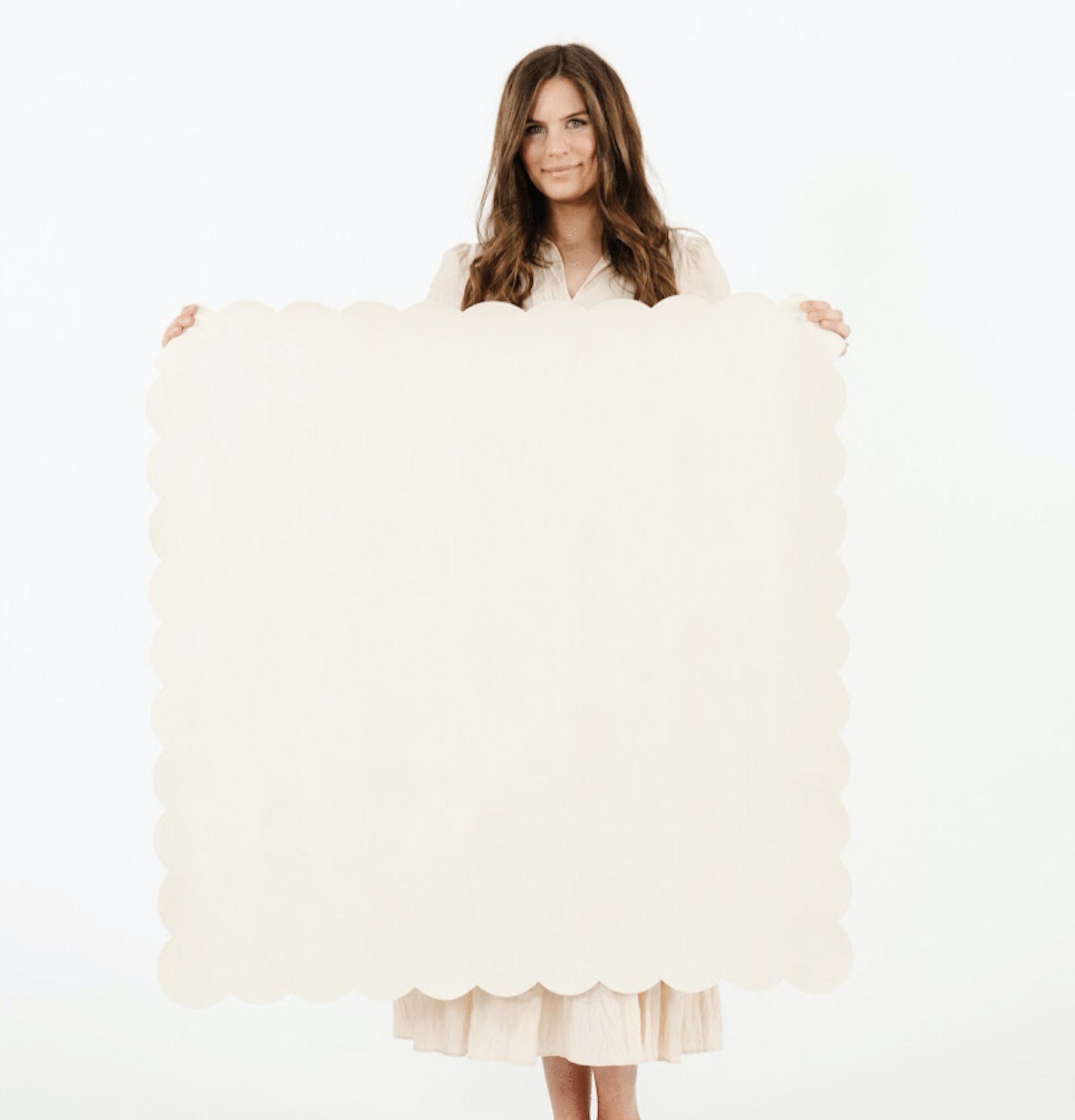Blanc Scallop (on sale)@Woman holding the Blanc Scallop Mini Mat