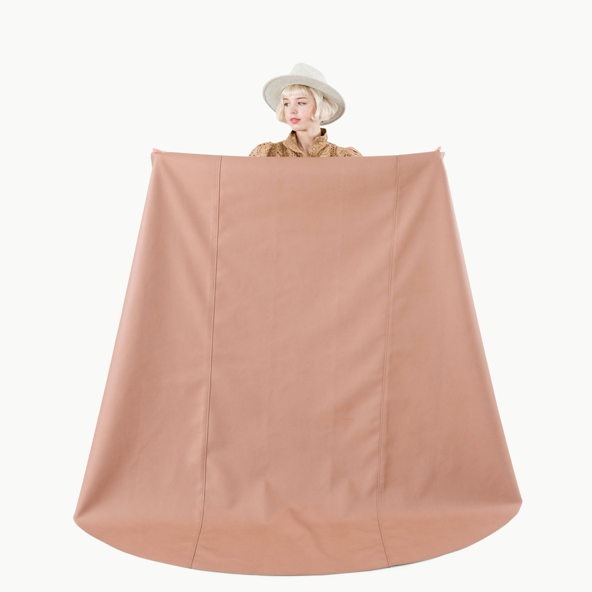 Sienna (on sale) / Circle@woman holding maxi mat