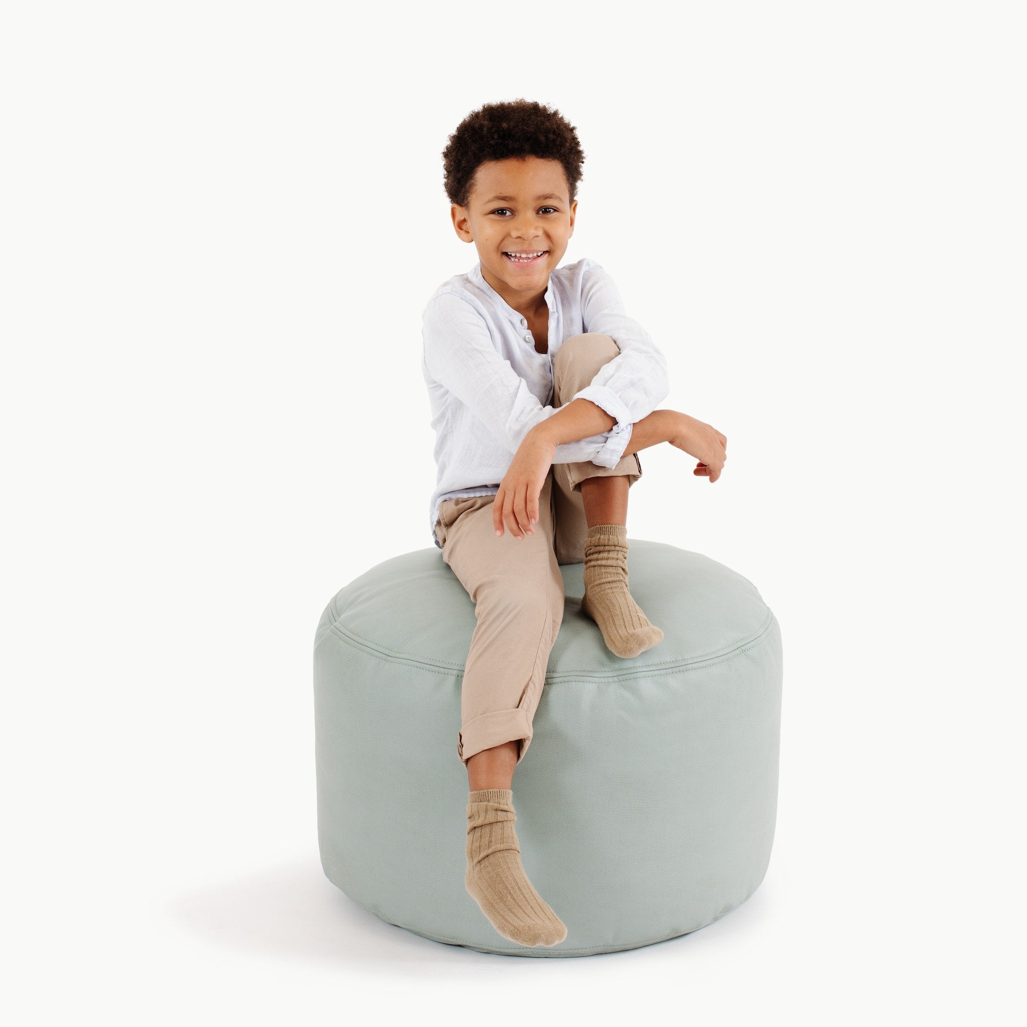 Isle (on sale)@Kid sitting on the Isle Circle Pouf