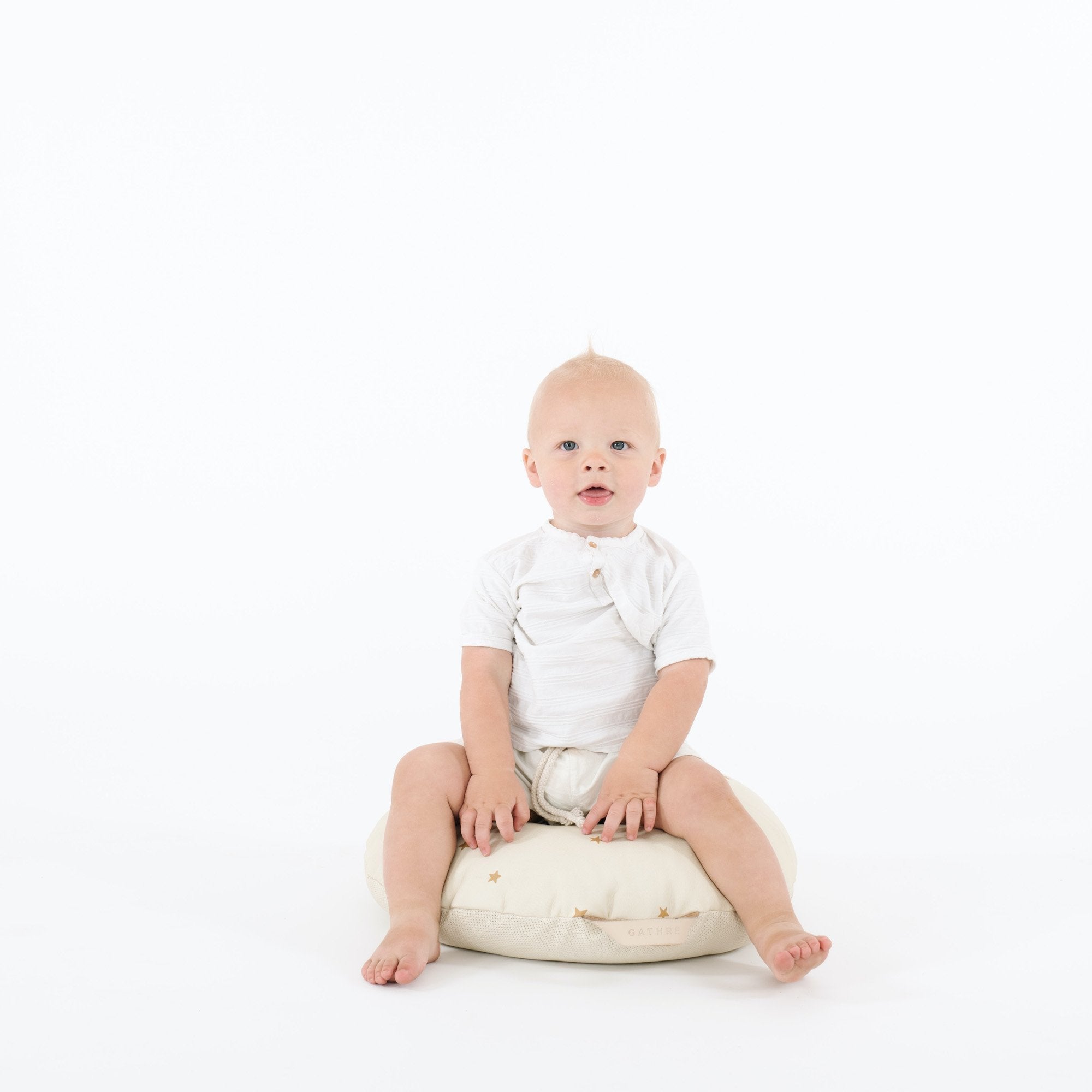 Stars (on sale) / Circle@Kid sitting on the Stars Circle Mini Floor Cushion