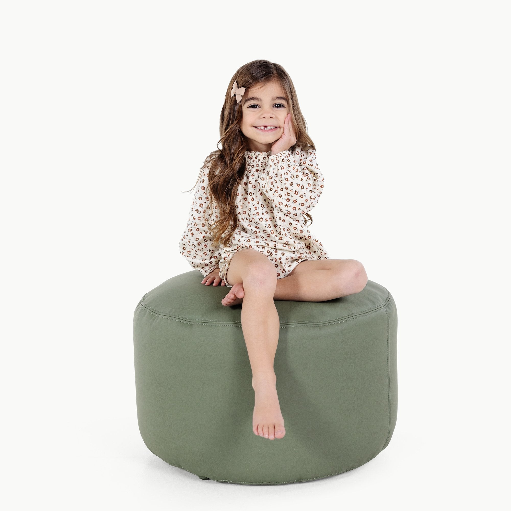 Thyme@Kid sitting on a Thyme Circle Pouf