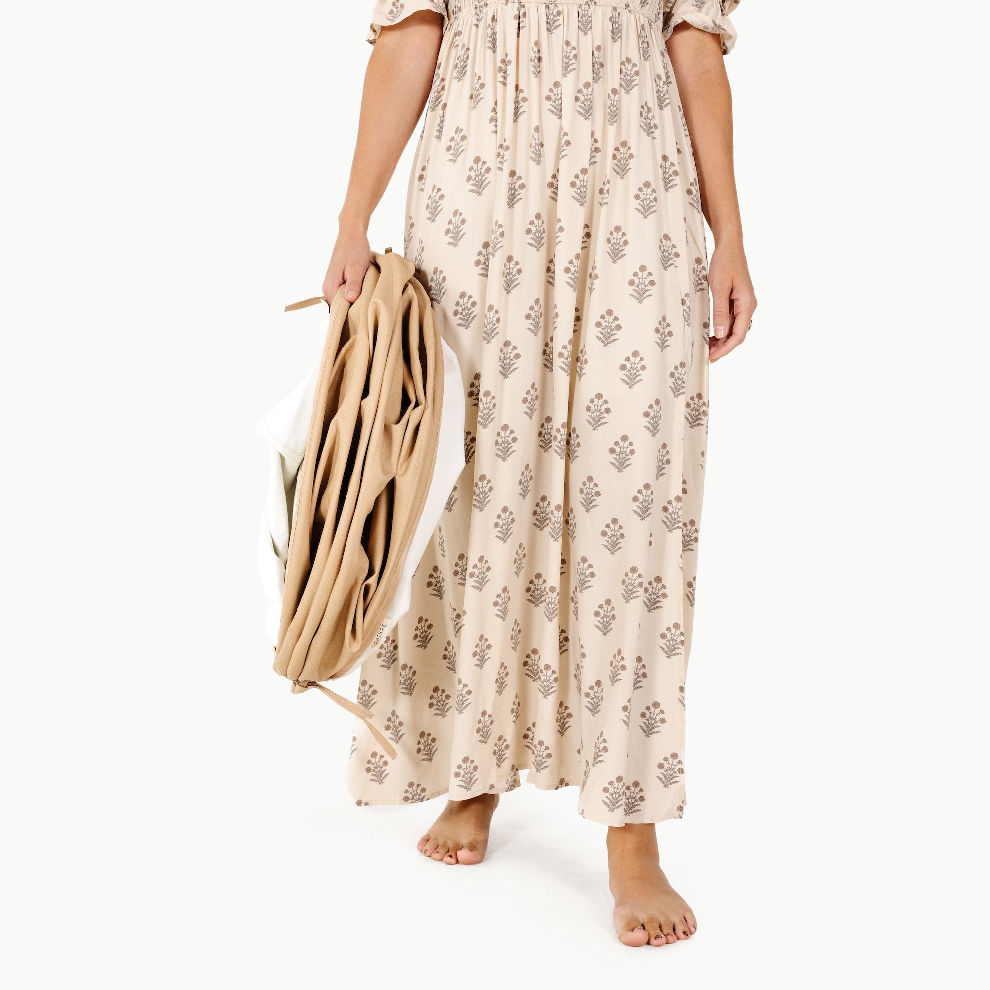 Untanned (on sale)@Woman holding the Untanned Tunnel folded up