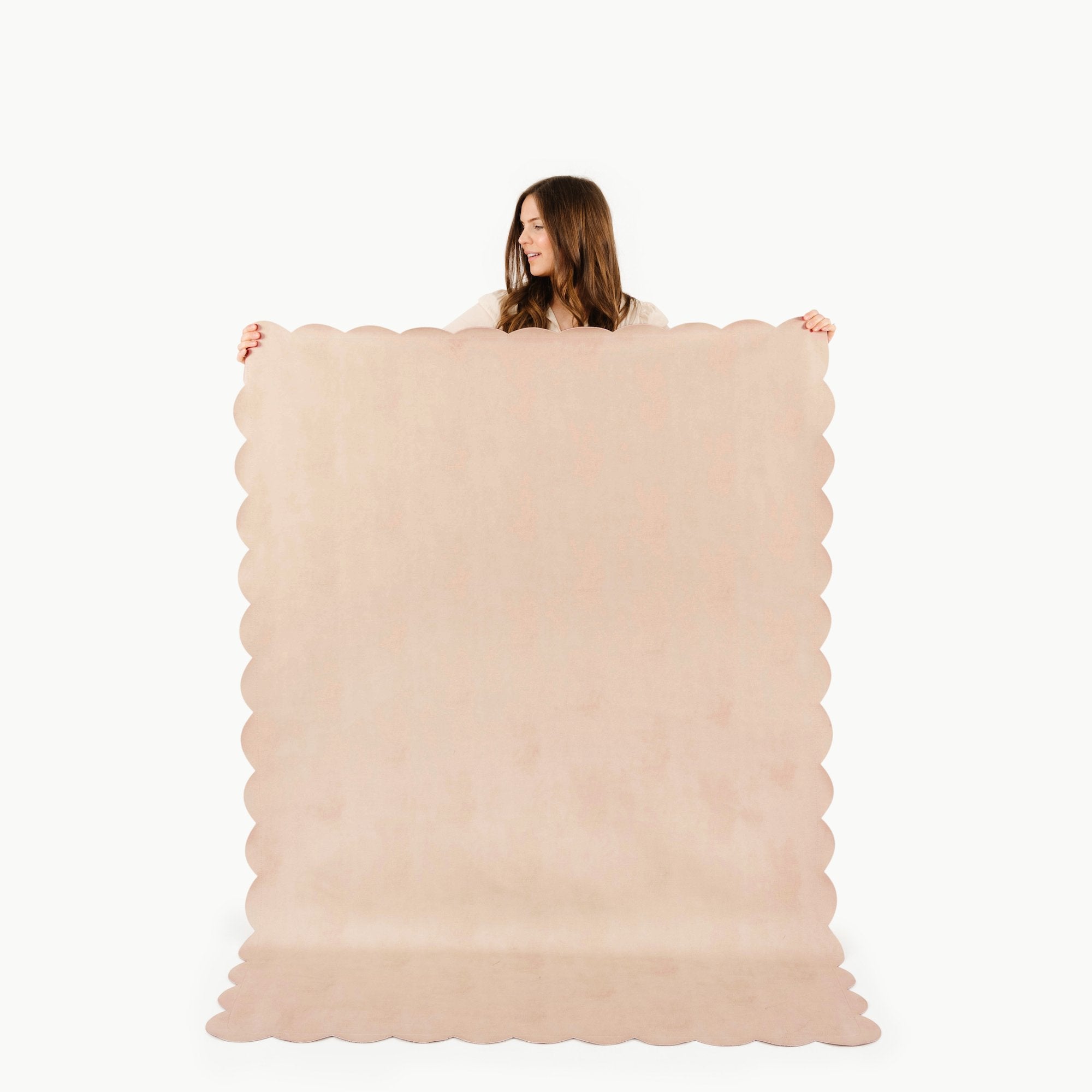 Untanned Scallop@Woman holding the Untanned Scallop Midi+