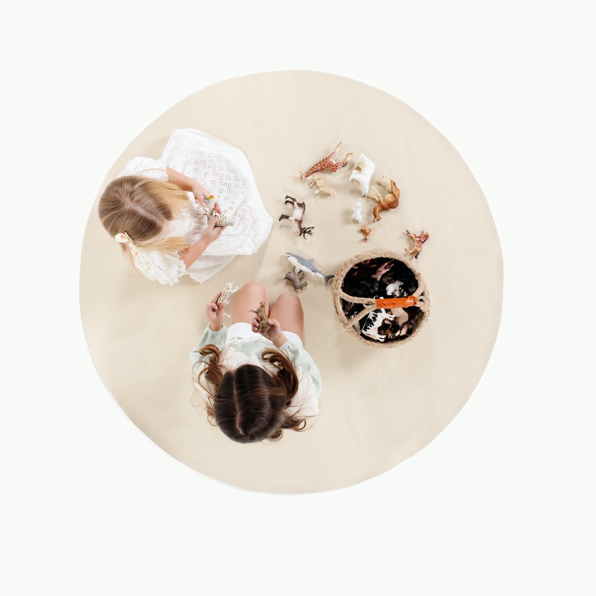 Wool (on sale) / Circle@Overhead of kids playing on the Wool Circle Midi Mat