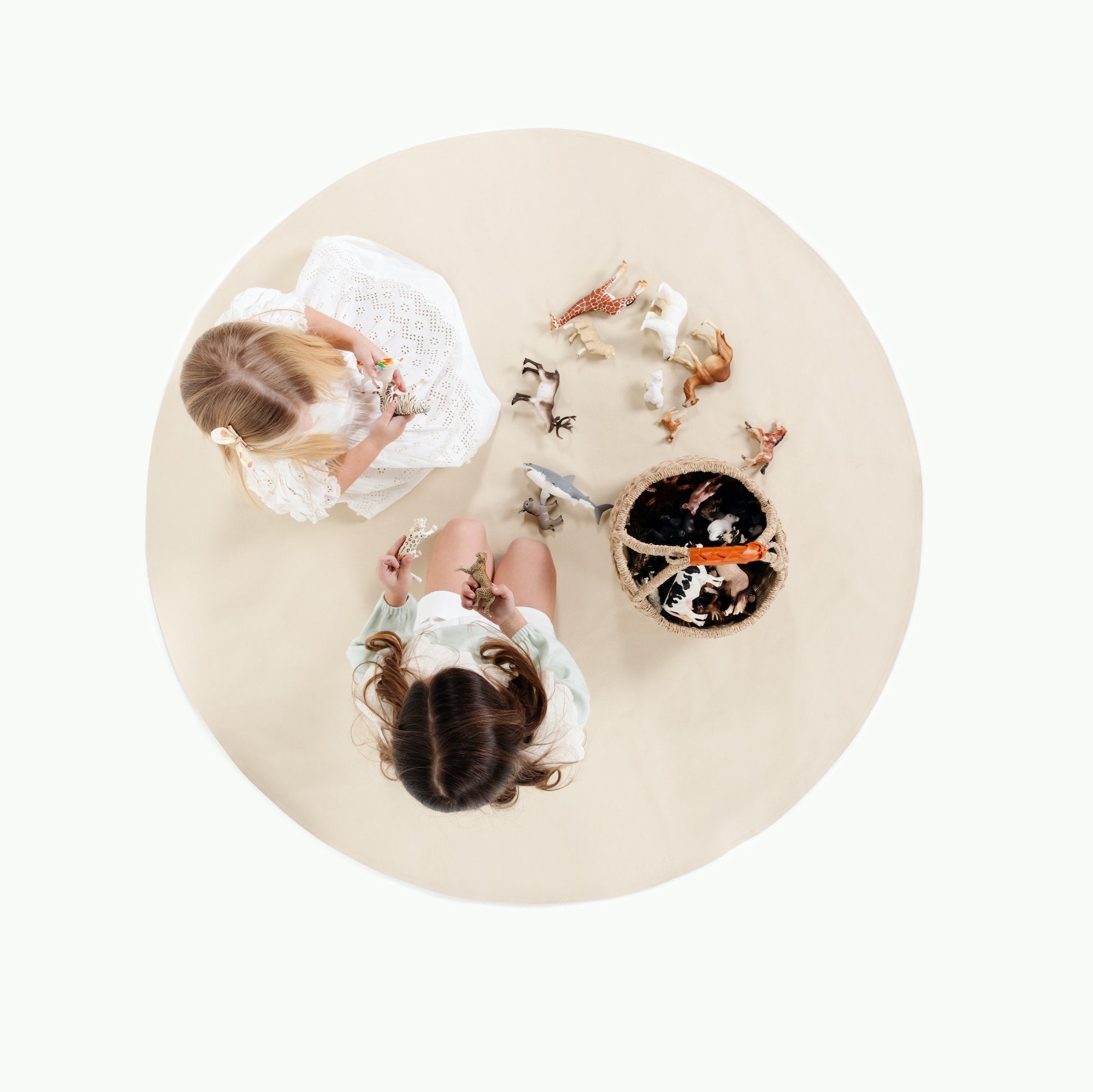Wool (on sale) / Circle@Overhead of kids playing on the Wool Circle Midi Mat