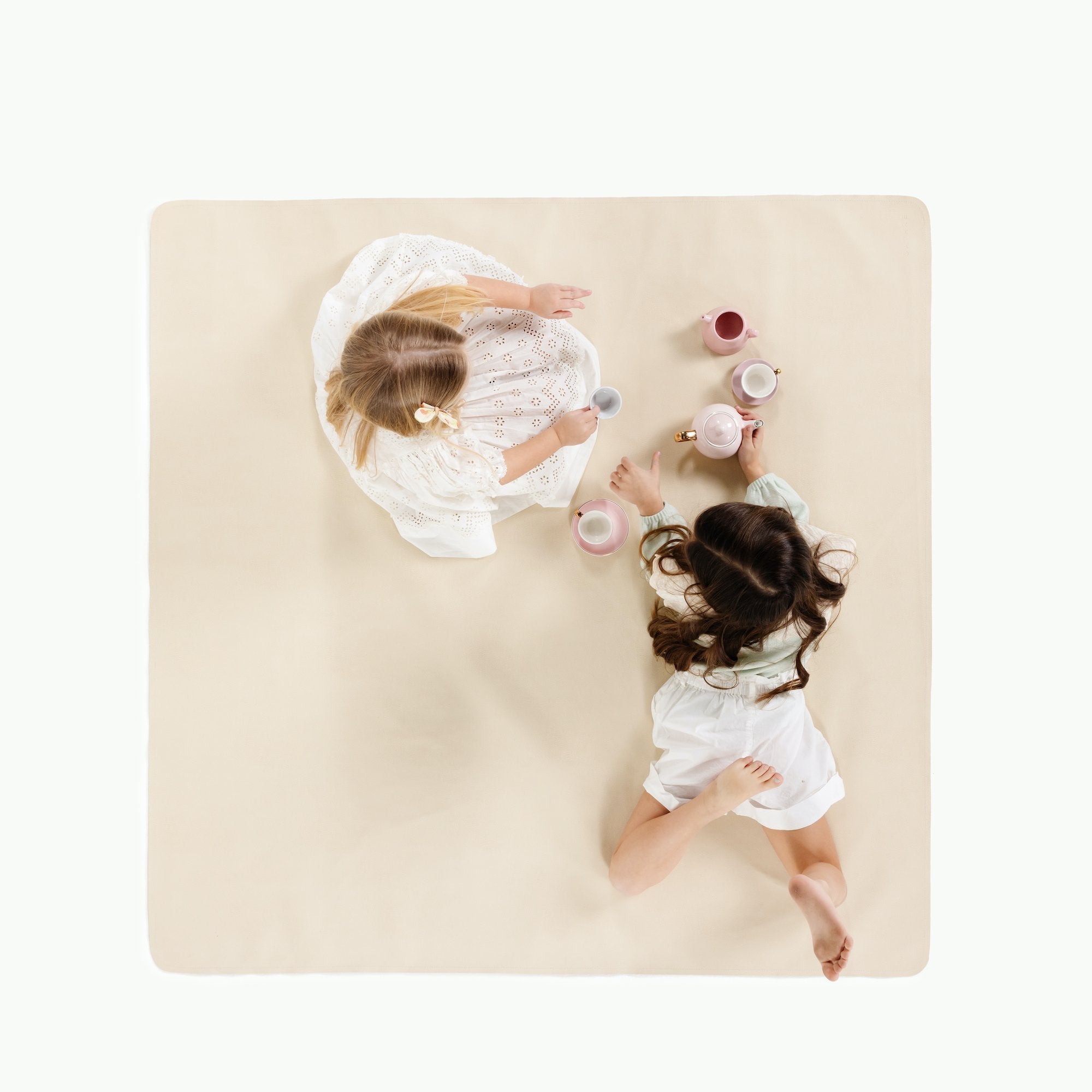 Wool (on sale) / Square@Overhead of kids playing on the Wool Square Midi Mat