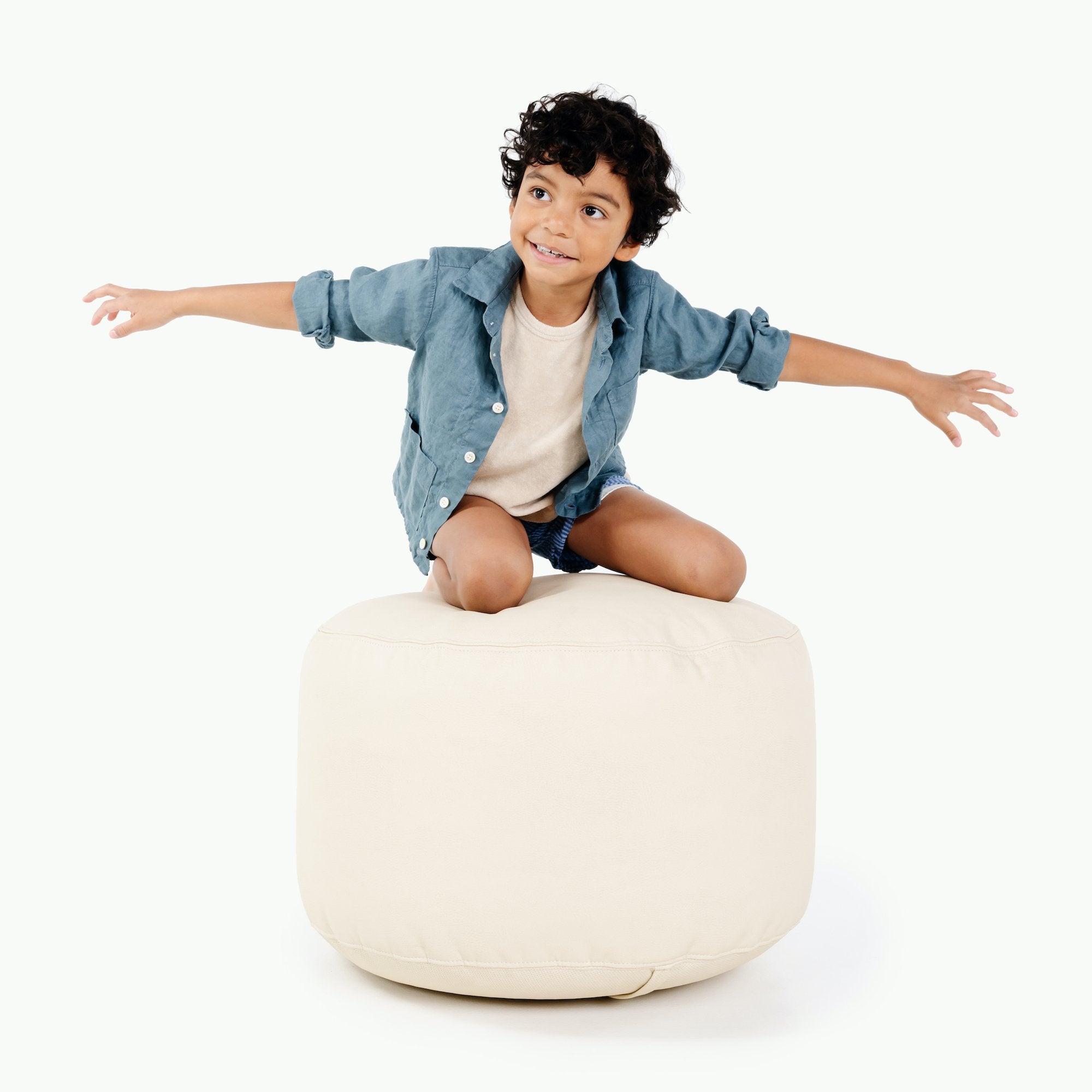 Wool (on sale)@Kid sitting on the Wool Circle Pouf