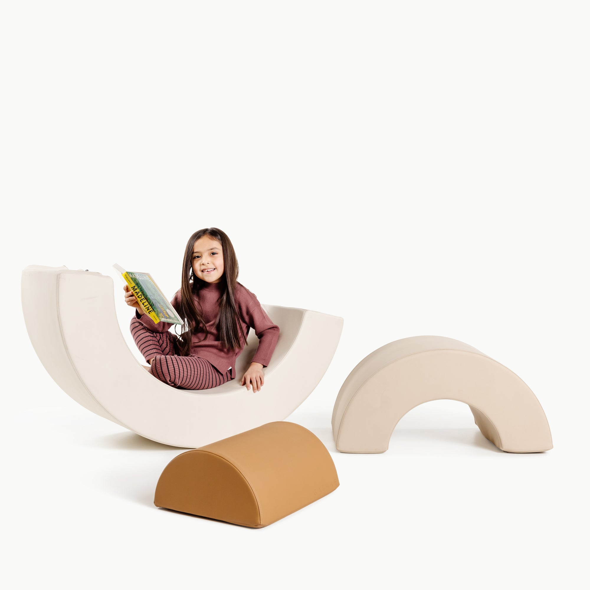 Ivory • Millet • Camel@kid playing with the millet arc playset