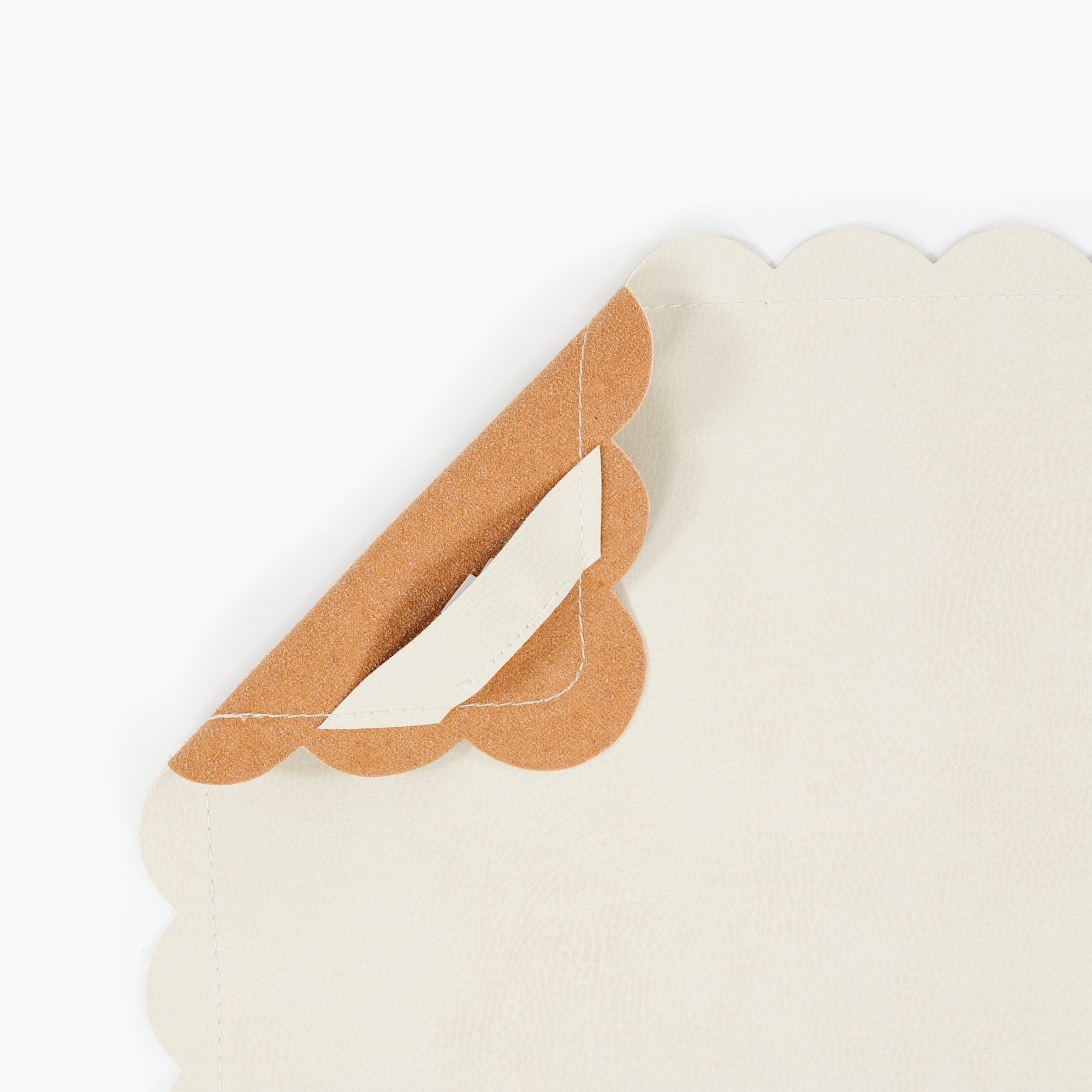 Blanc Scallop@Hanging tab detail on the Blanc Scallop Micro mat