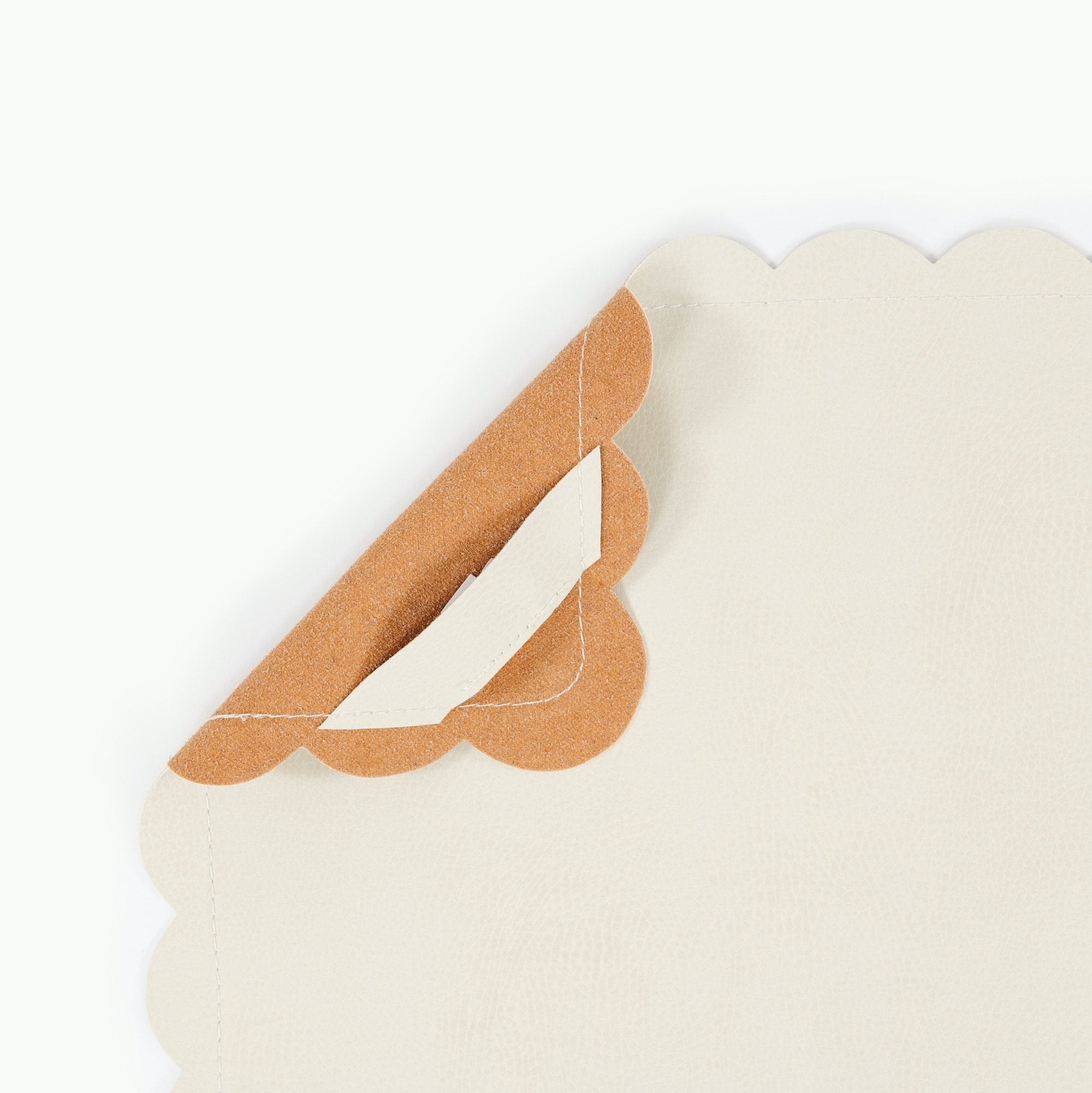 Blanc Scallop@Hanging tab detail on the Blanc Scallop Micro mat