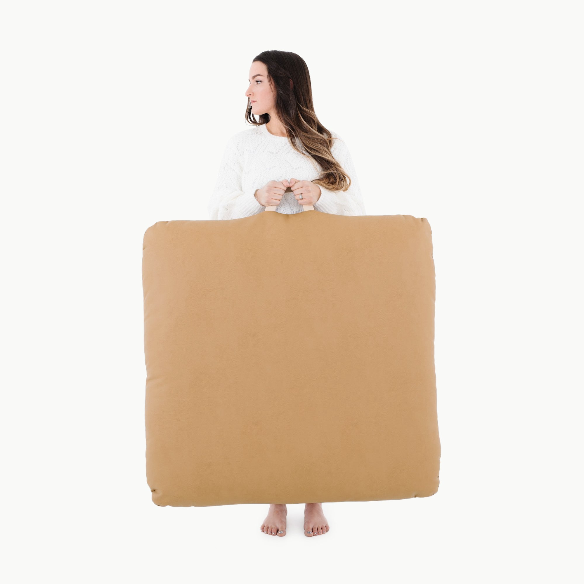 Camel / Square@woman holding the camel square floor cushion