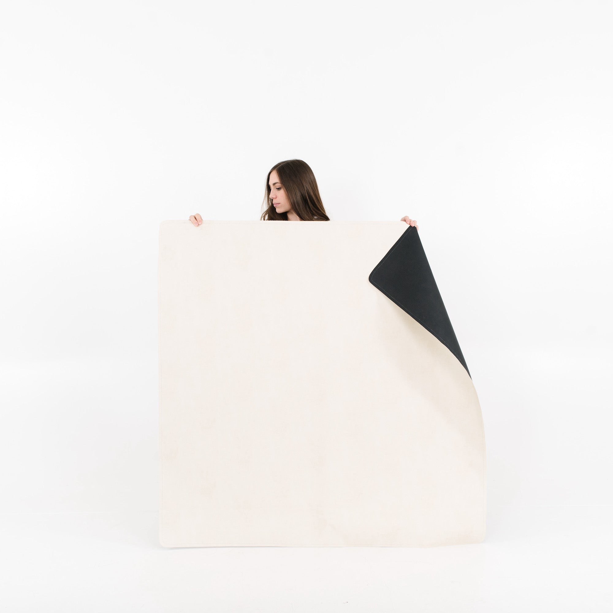 Blanc • Raven (on sale) / Square@Womand holding the Blanc/Raven Midi