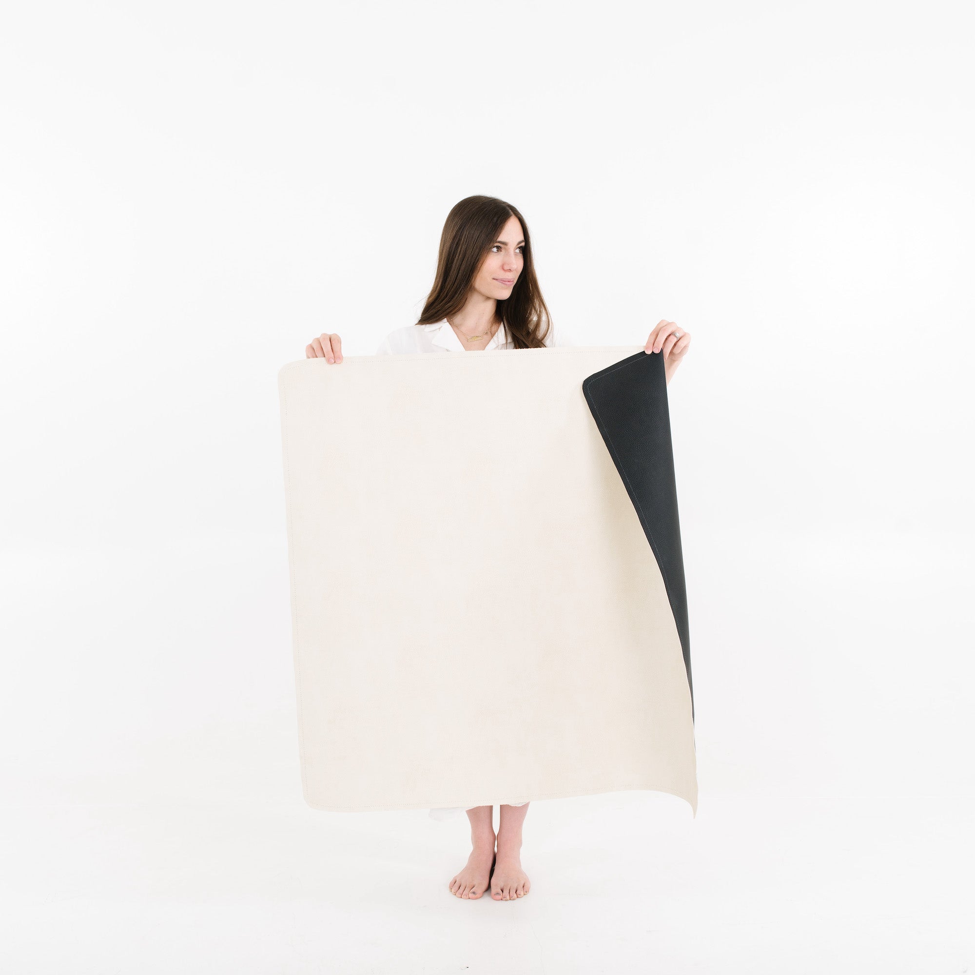 Blanc • Raven (on sale)@woman holding mini mat