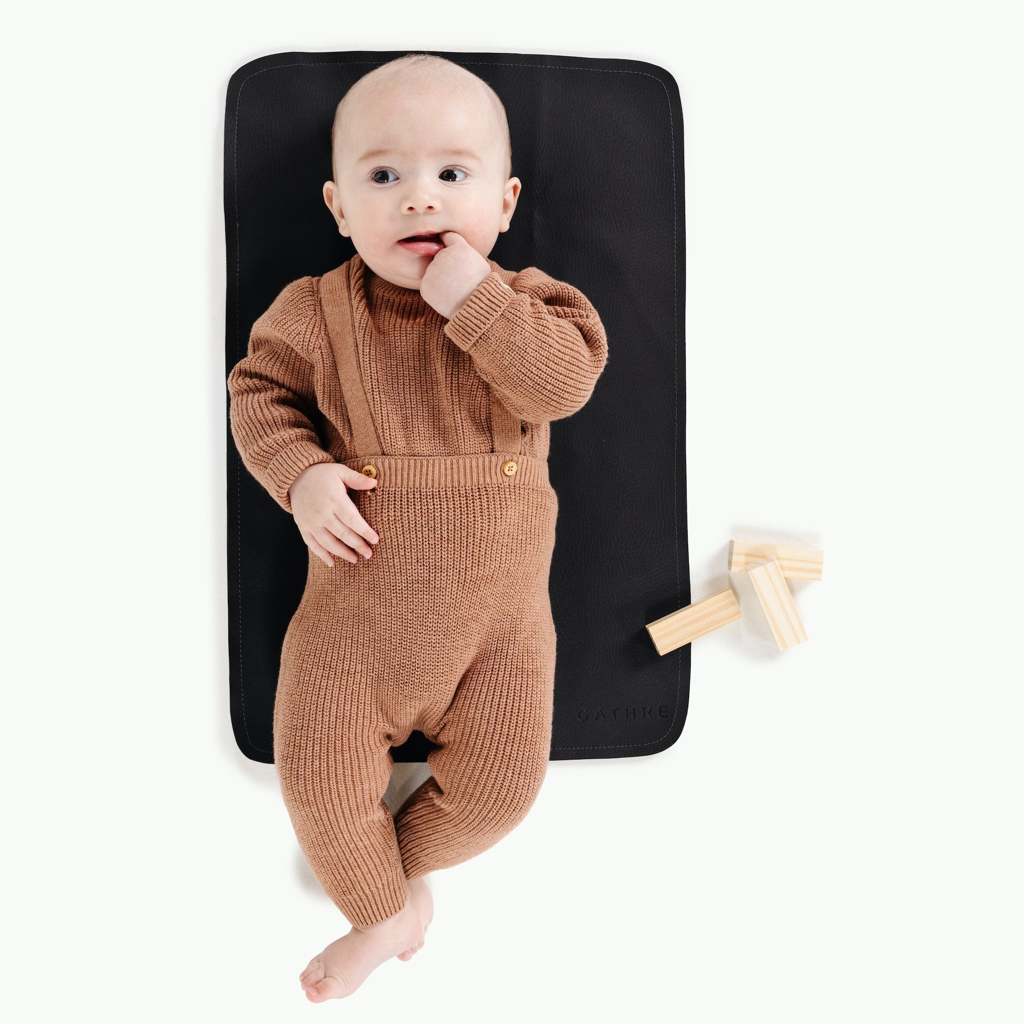 Raven@Overhead baby sitting on the Raven Micro mat