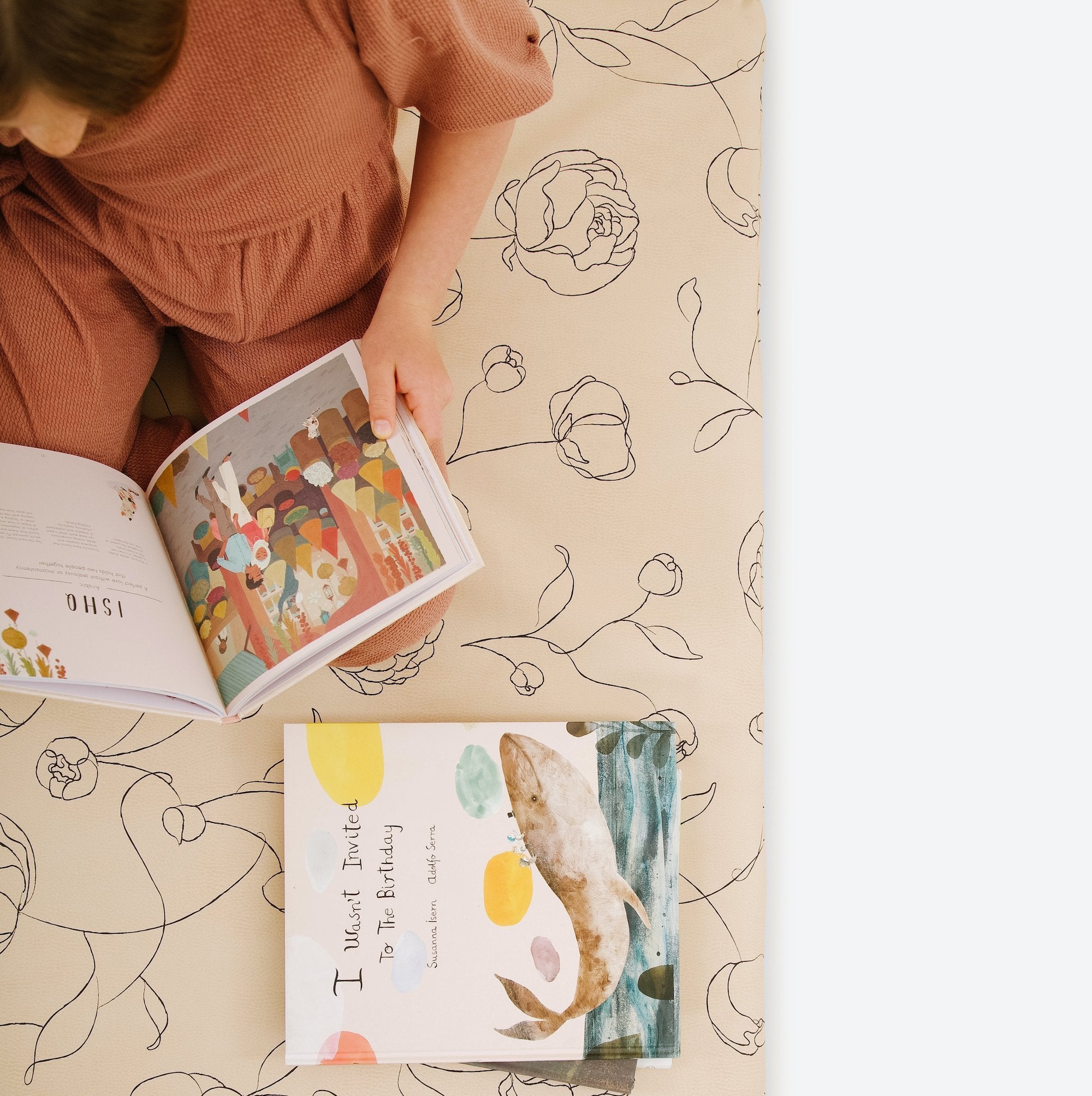 Peony (on sale) / Square@overhead image of girl reading books on peony padded mini