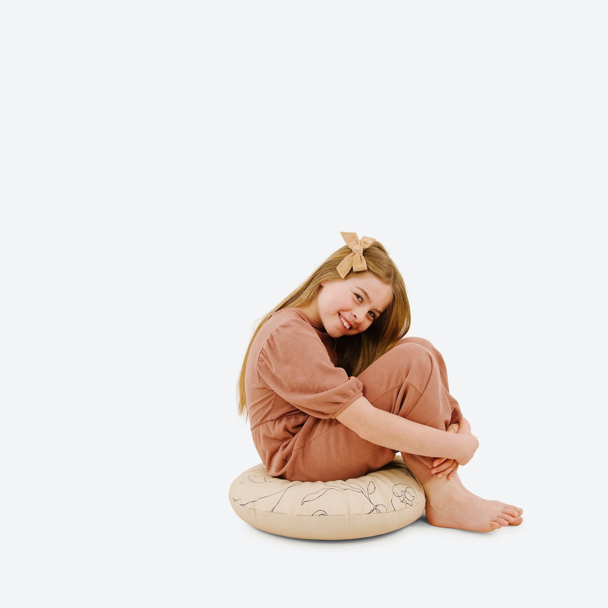 Peony (on sale) / Circle@Kid sitting on the Peony Circle Mini Floor Cushion