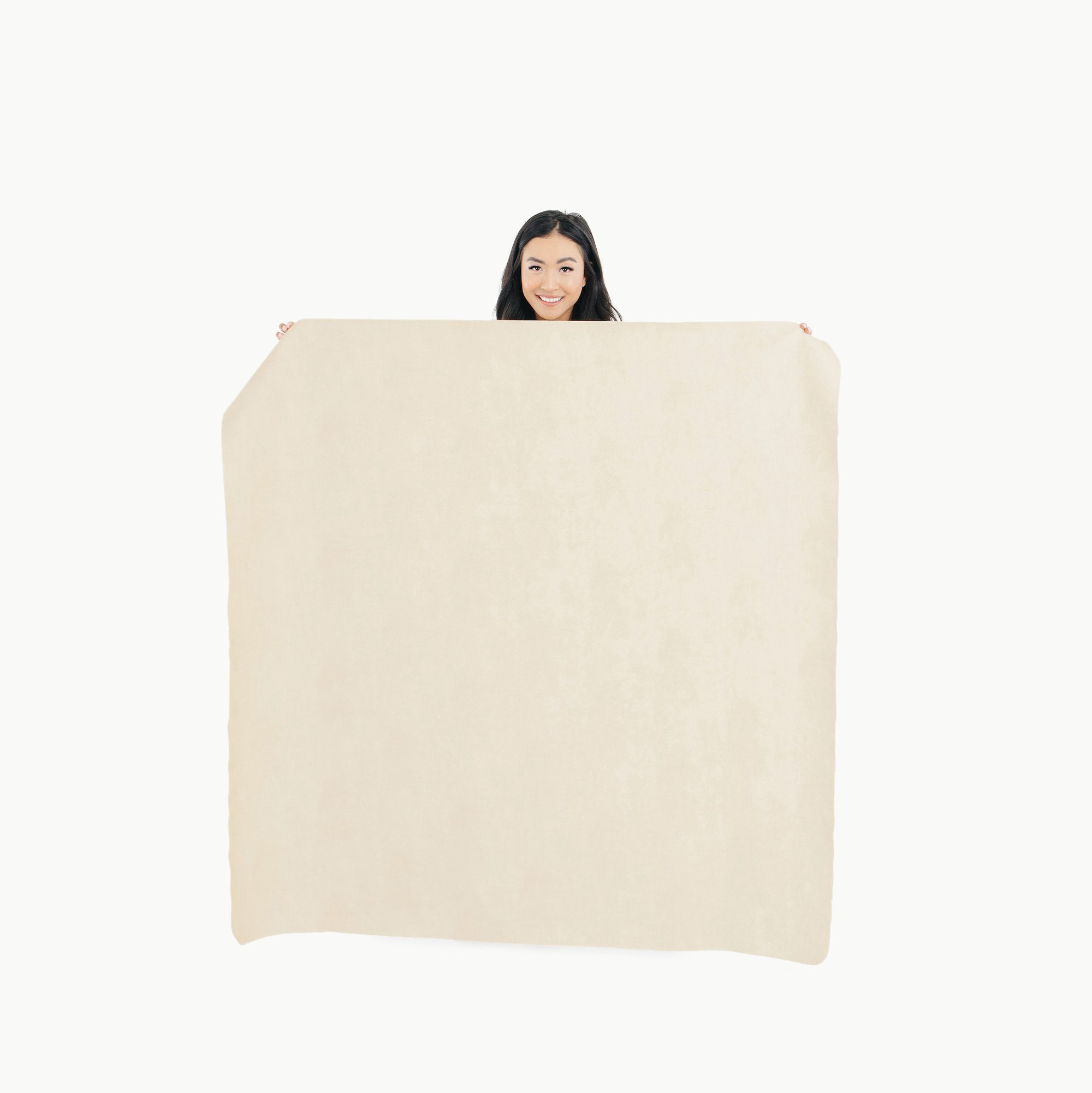 Blanc (on sale) / Square@woman holding the blanc midi mat