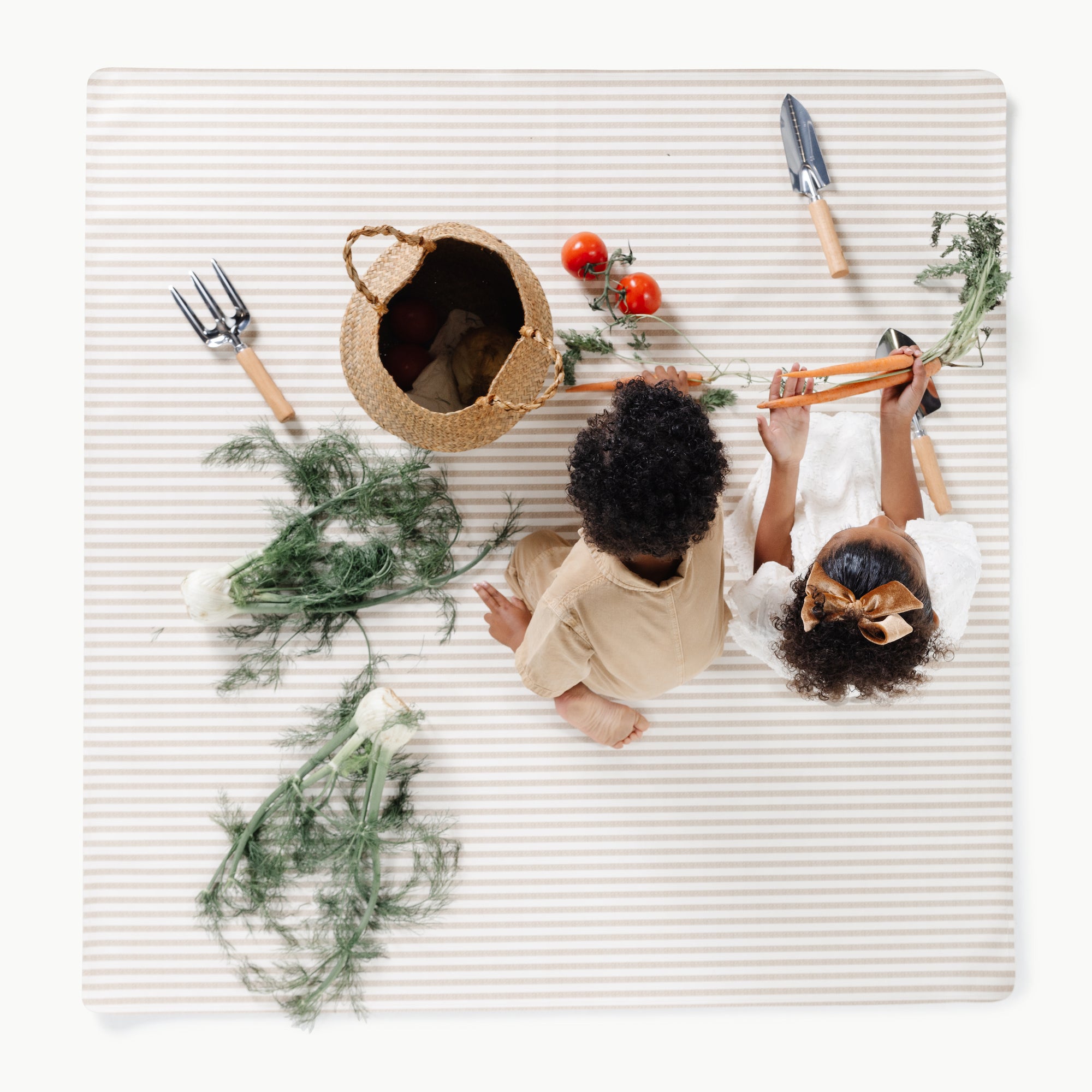 Cafe Stripe@overhead of kids playing on the cafe stripe midi mat