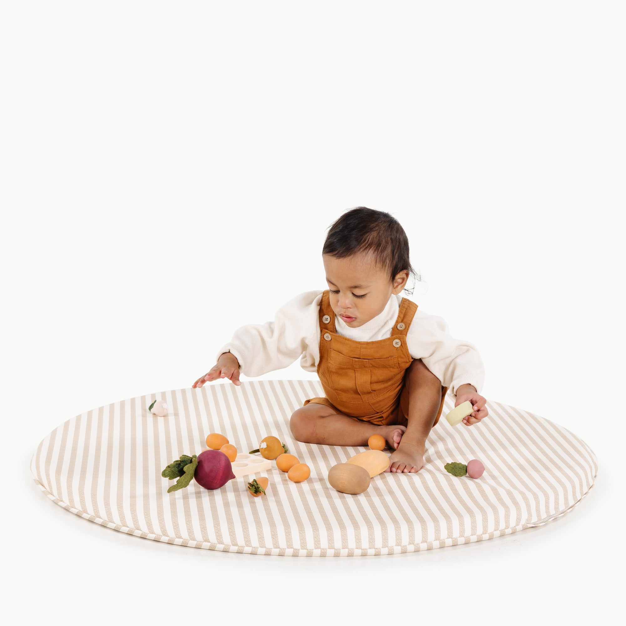 Cafe Stripe / Padded Mini@kid playing on the cafe stripe padded mini circle