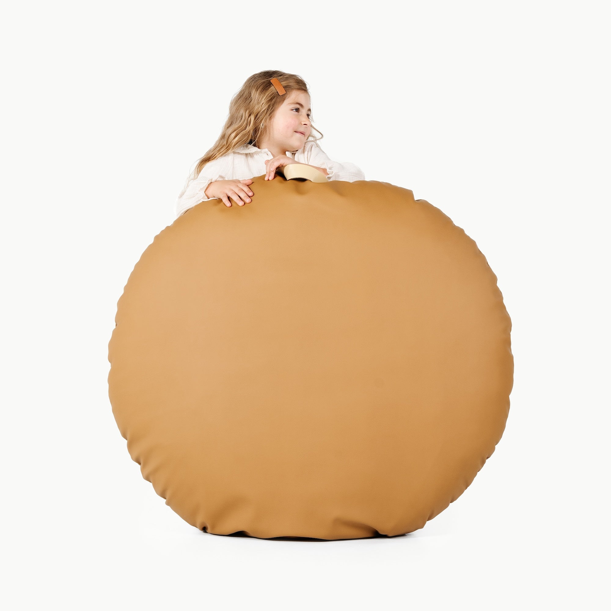 Camel / Circle@little girl holding floor cushion