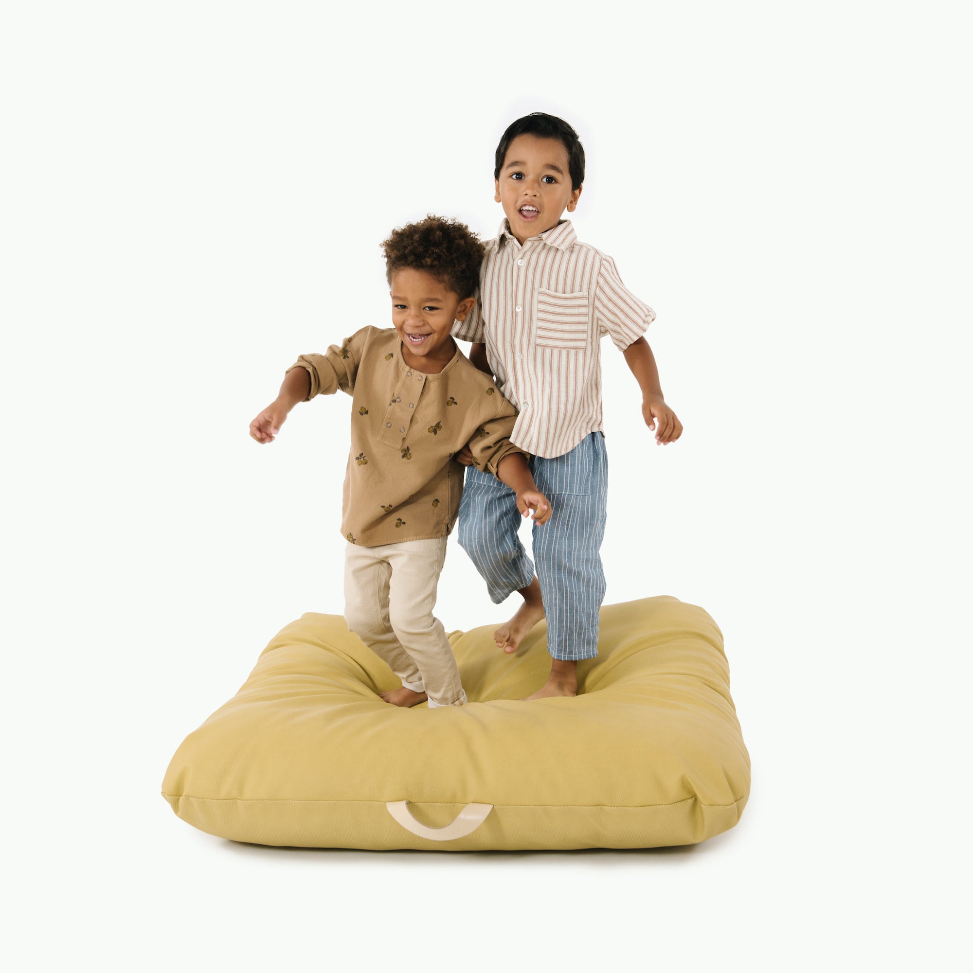 Soleil (on sale) / Square@kids playing on 
the soleil square floor cushion