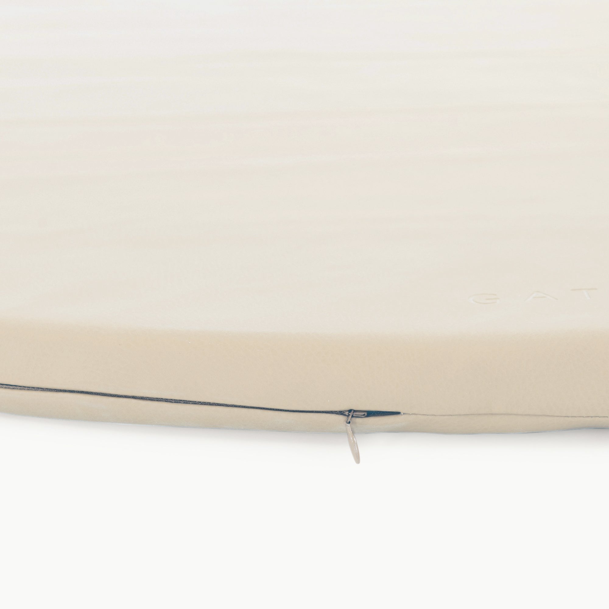 Blanc (on sale)@zipper detail on the blanc padded midi circle