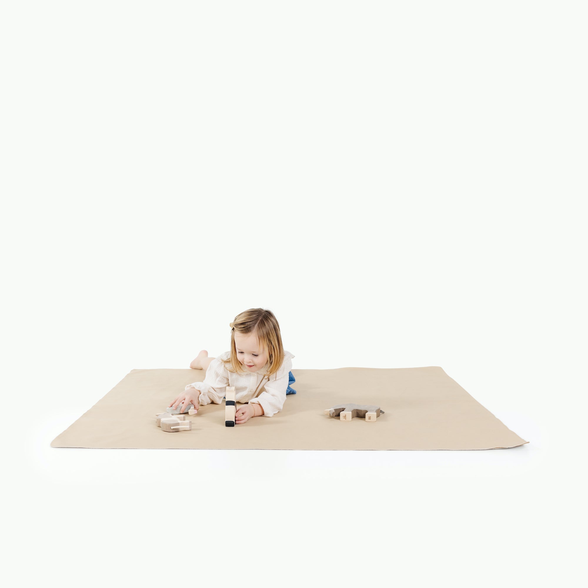 Créme / Square@girl playing on mat