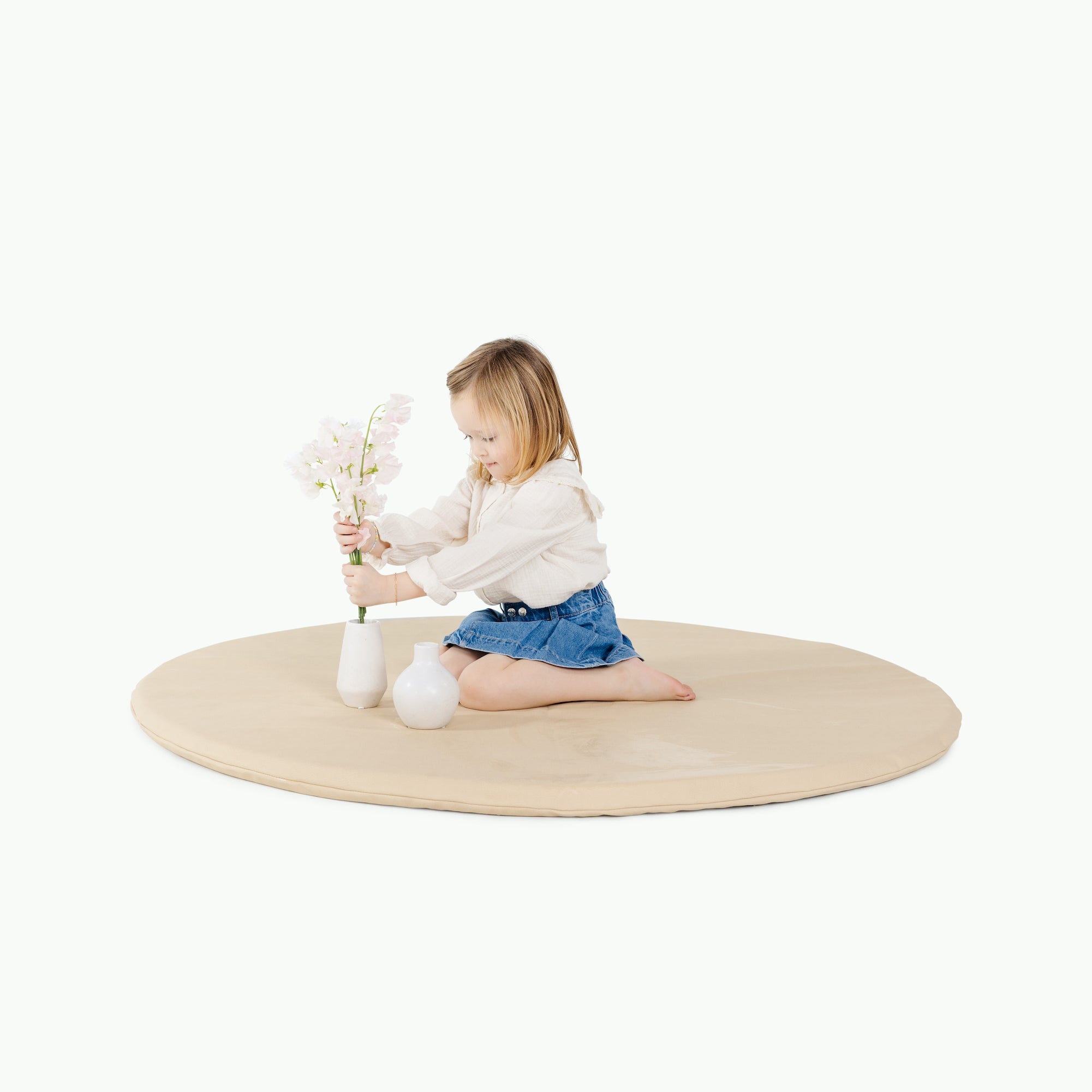 Créme@little girl playing on padded mat