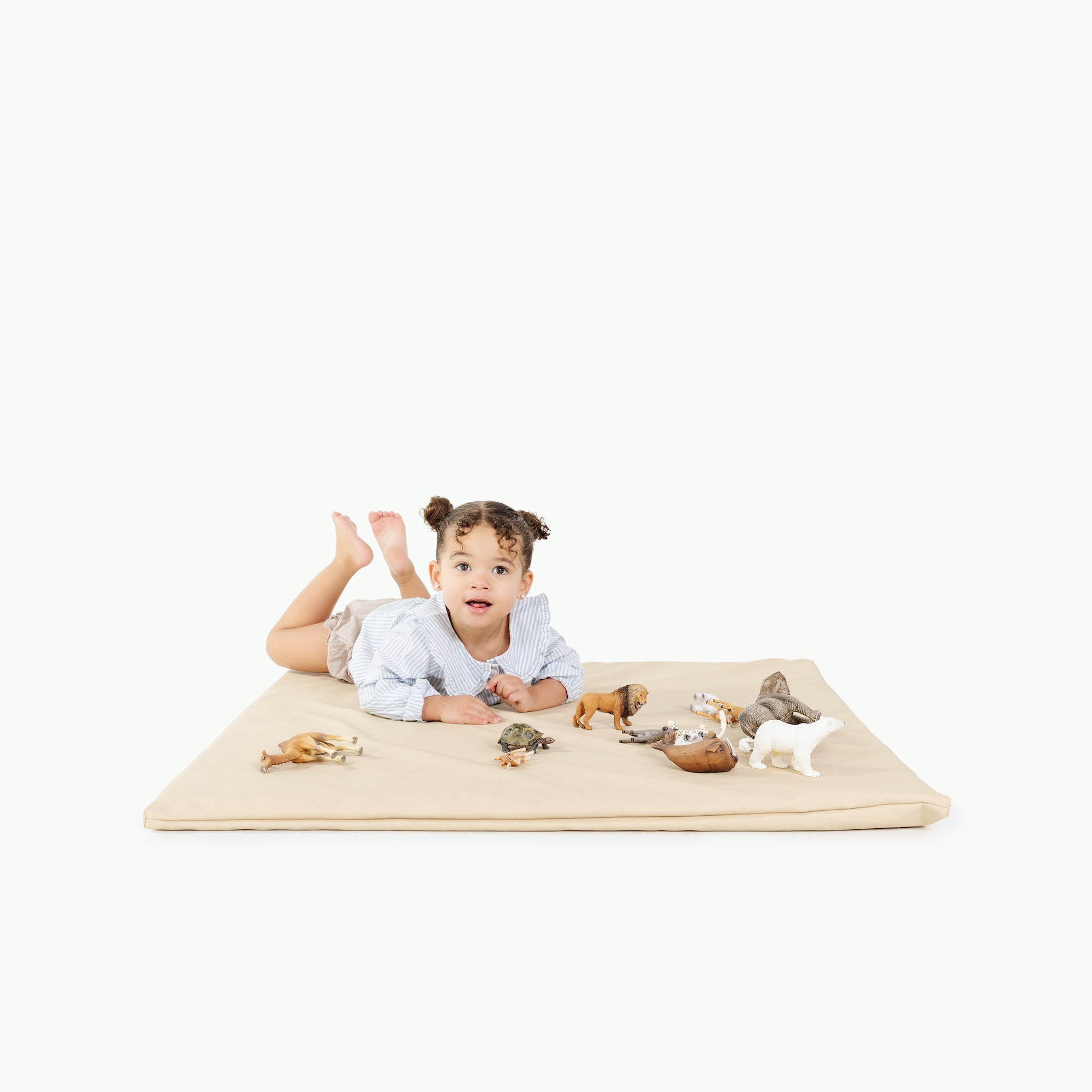 Créme / Square@little girl playing on padded mat