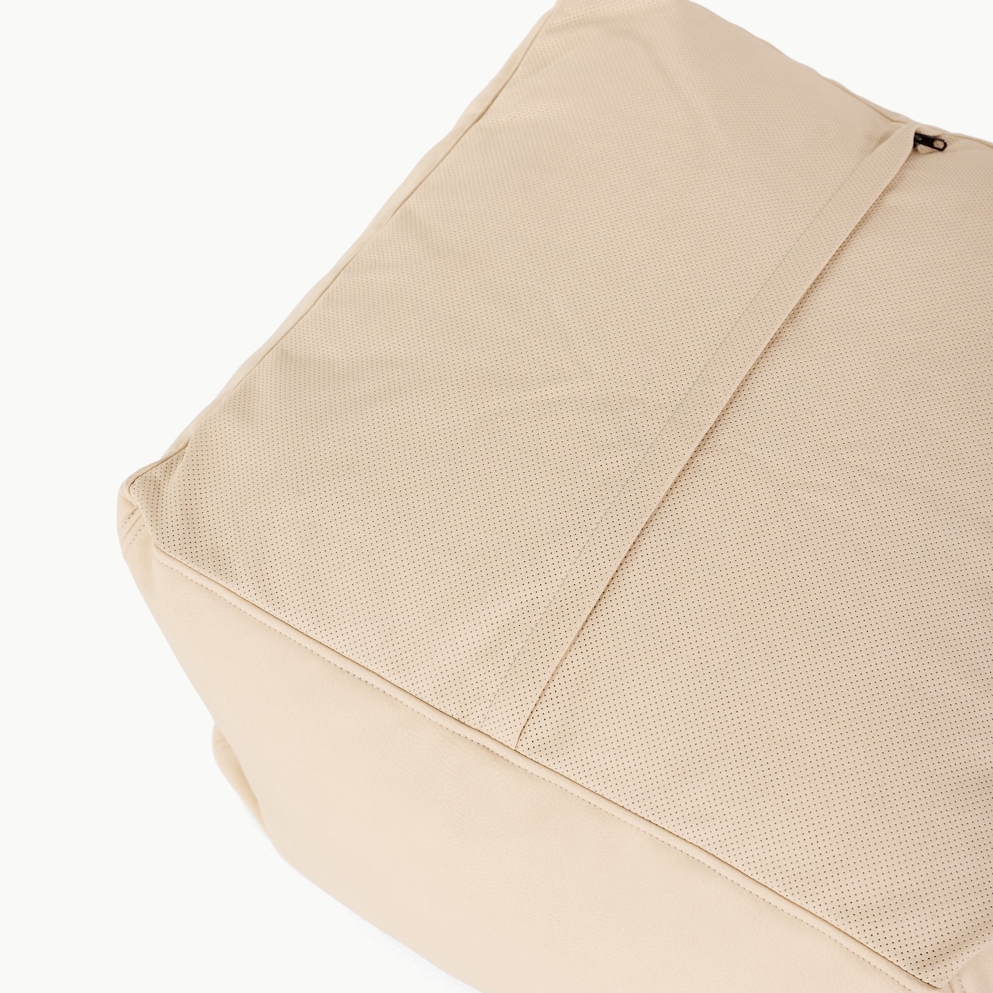 Créme (on sale)@zipper and perforation detail image