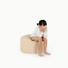 Créme / Circle@little girl sitting on pouf
