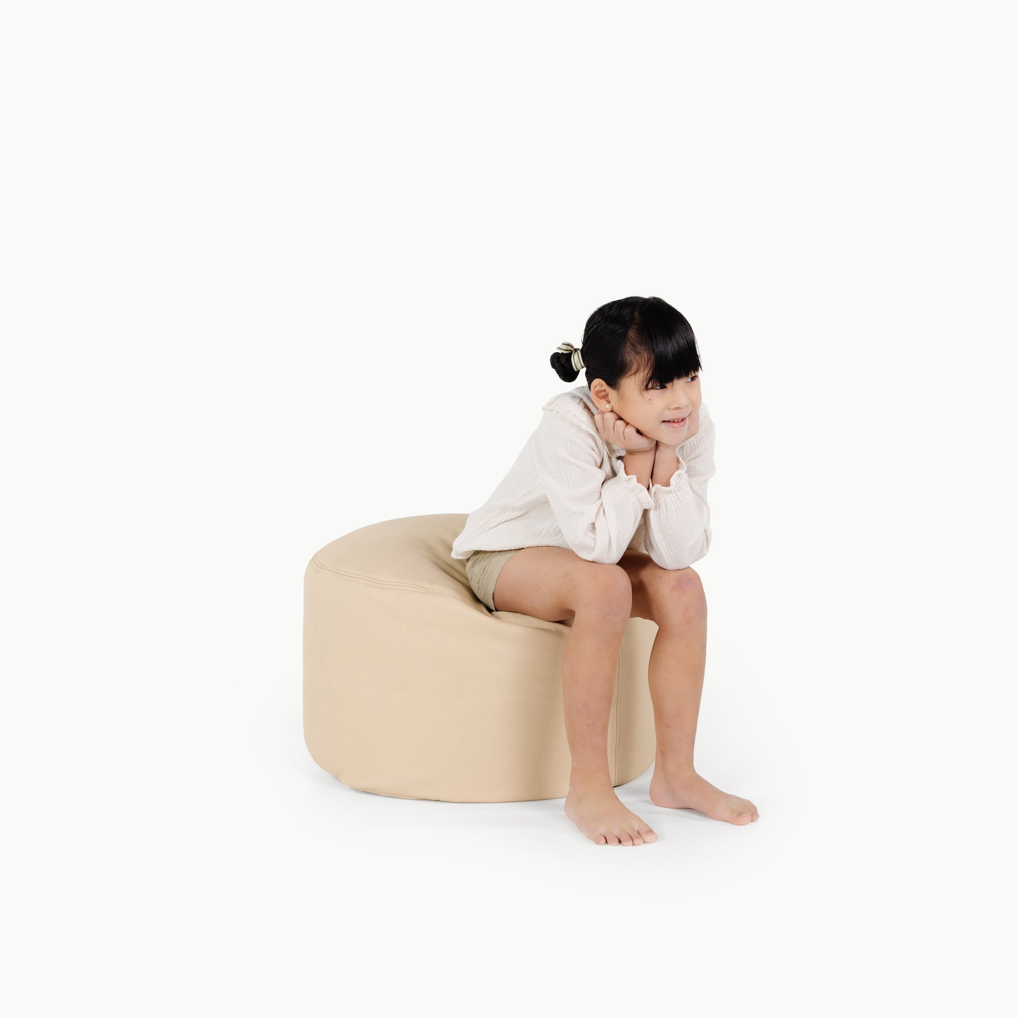 Créme / Circle@little girl sitting on pouf