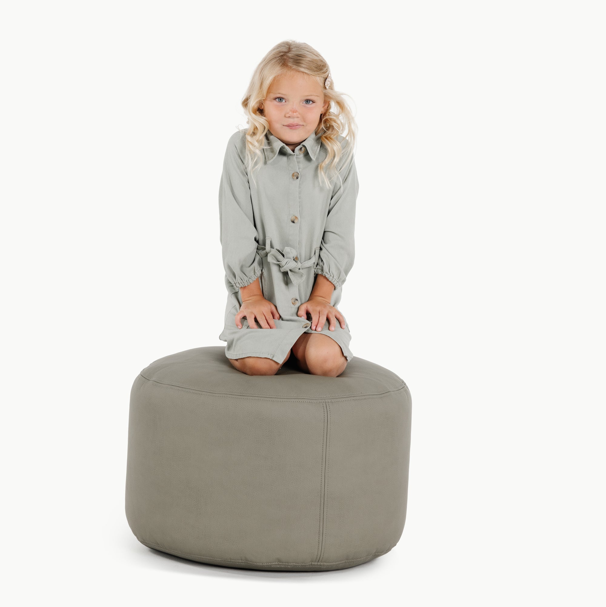 Fern (on sale) / Circle@Kid sitting on the Fern Circle Pouf