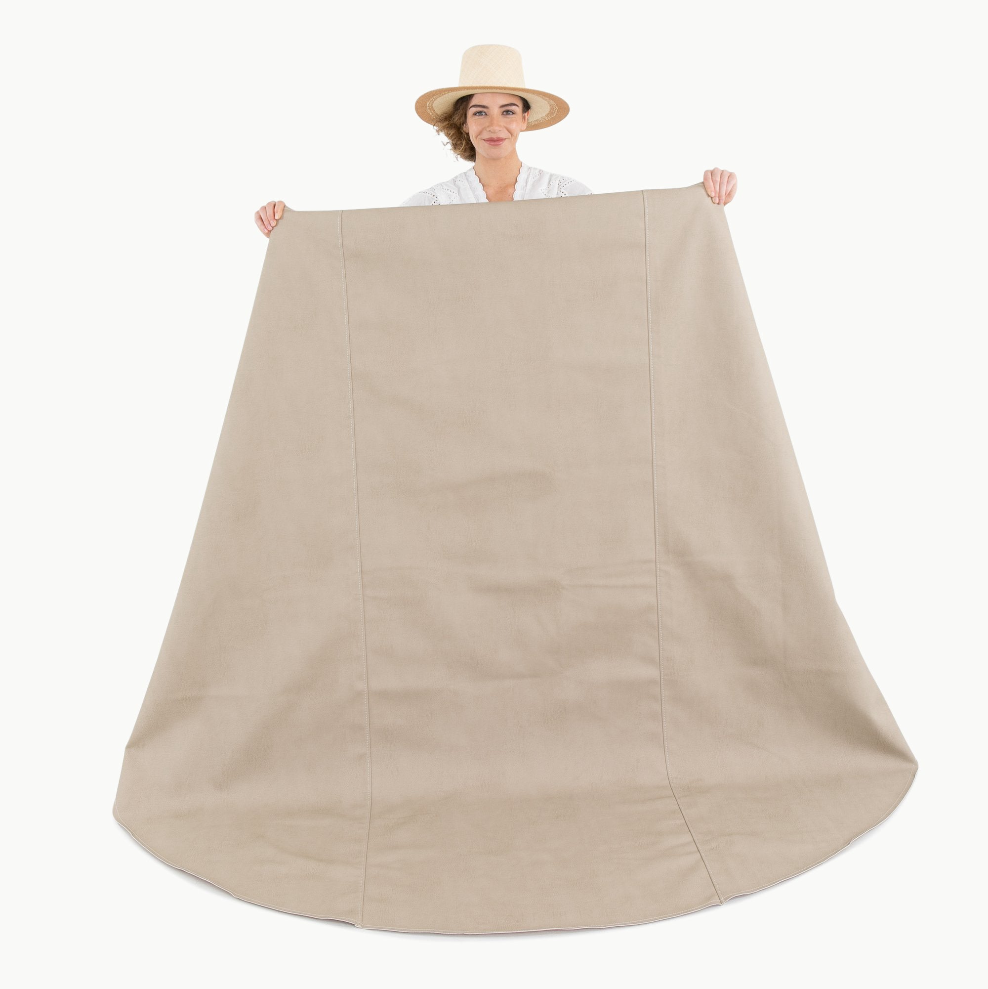 Fog (on sale) / Circle@woman holding up the fog circle maxi mat