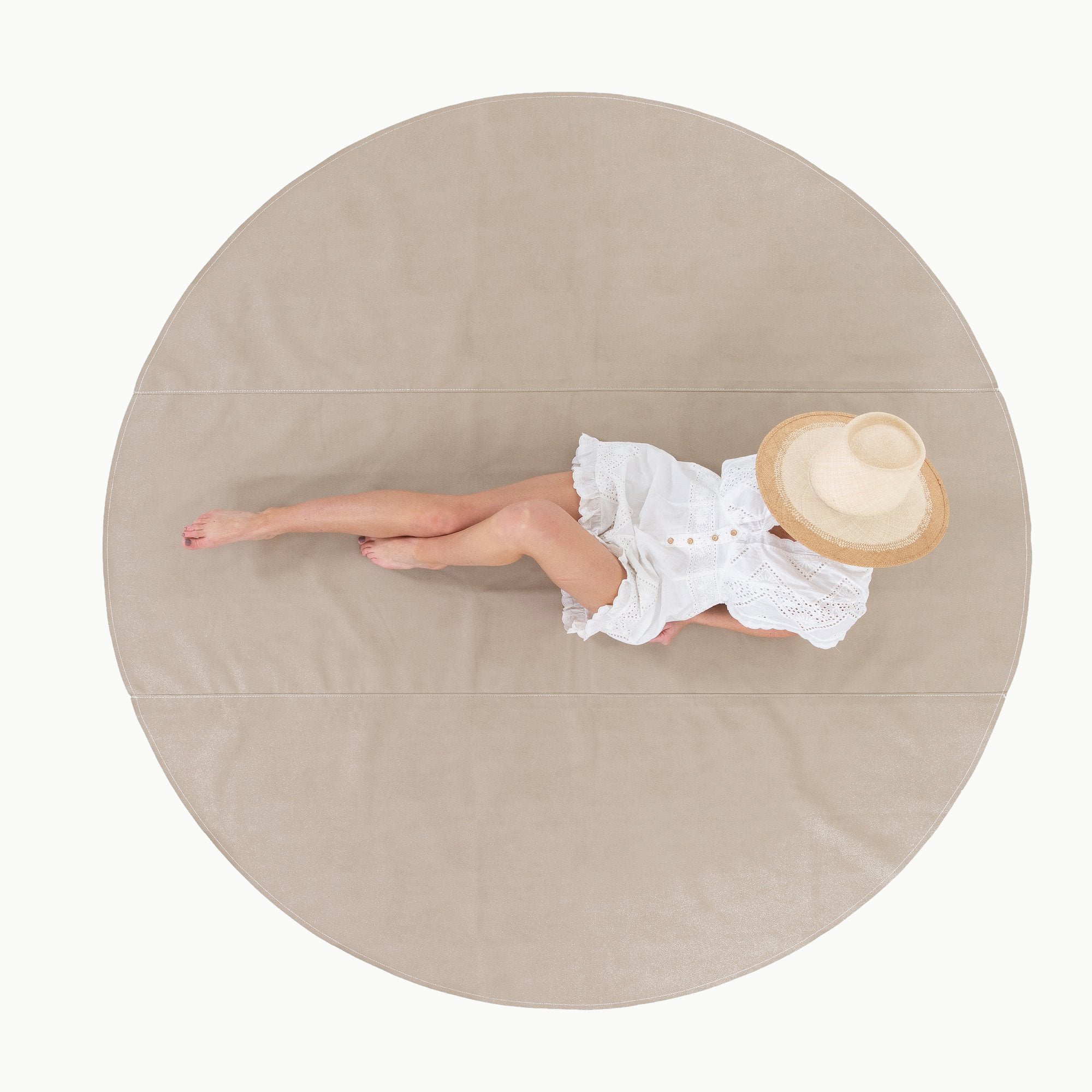 Fog (on sale) / Circle@overhead of woman laying on the fog circle maxi mat