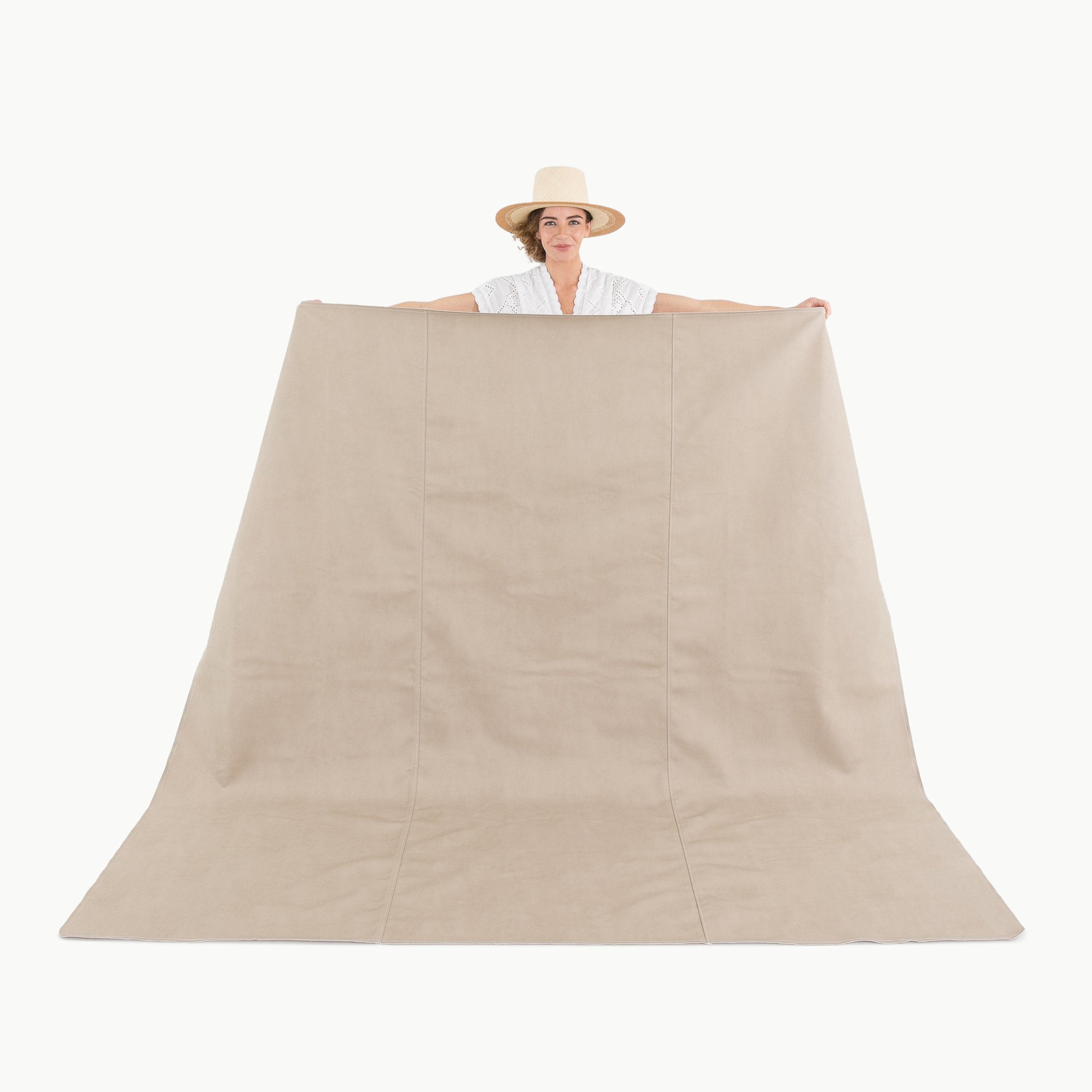 Fog (on sale) / Square@woman holding up the fog square maxi mat