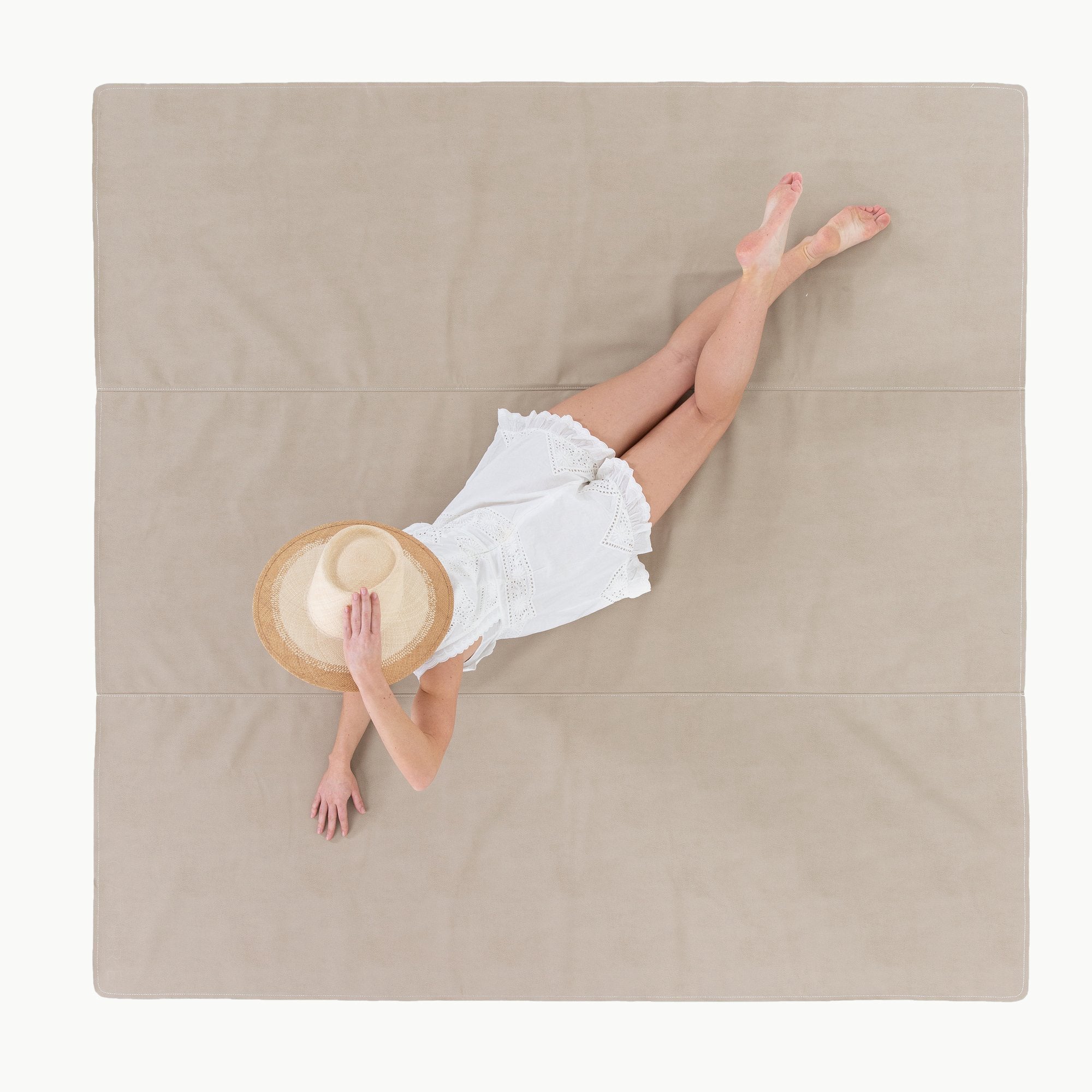 Fog (on sale) / Square@overhead of woman laying on the fog square maxi mat