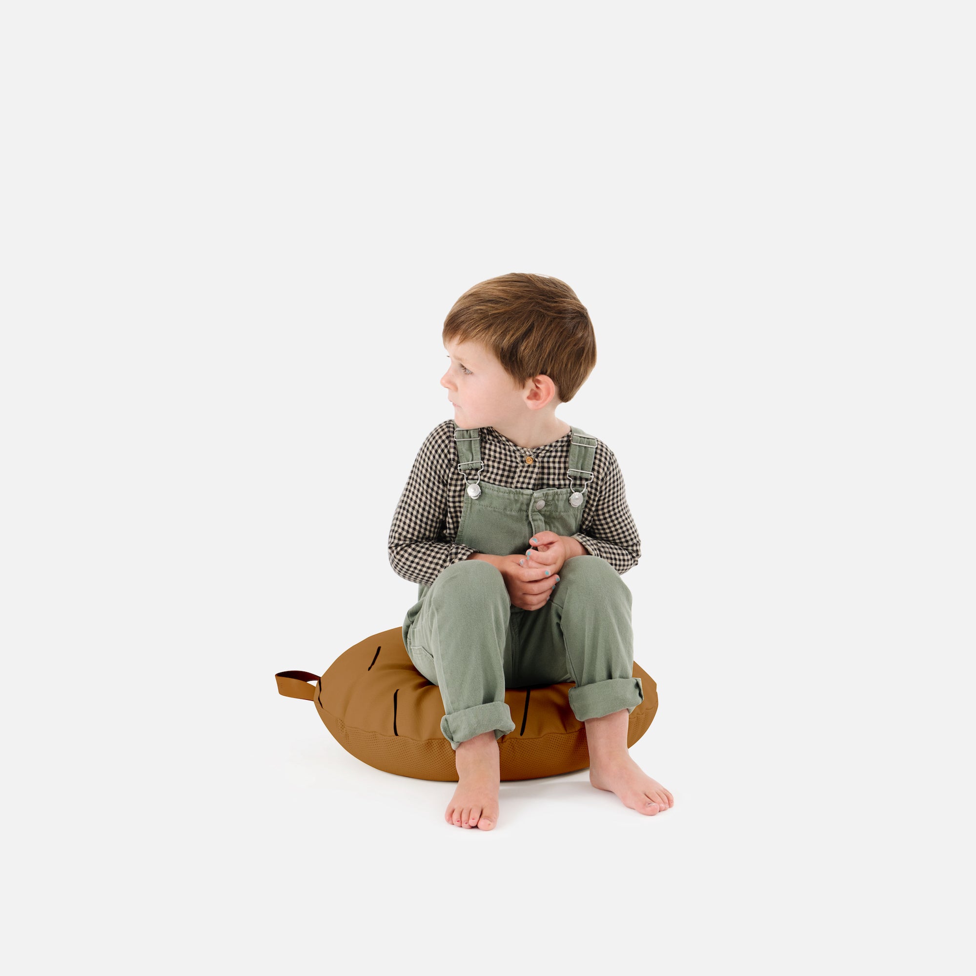 Camel Dash (on sale) / Circle@kid sitting on the camel dash mini circle floor cushion