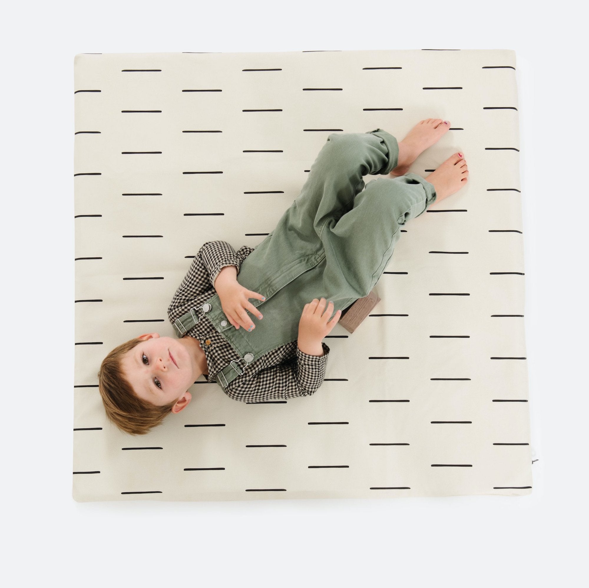 Blanc Dash (on sale) / Square@overhead of kid laying on the blanc dash padded mini square