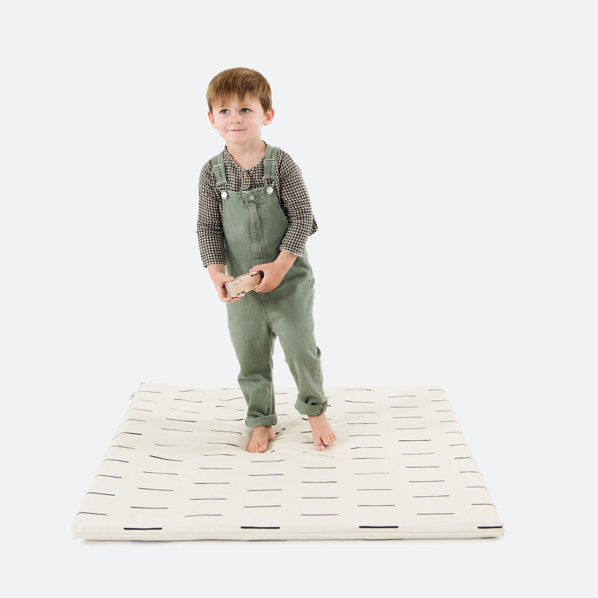 Blanc Dash (on sale) / Square@Kid standing on the blanc dash padded mini square